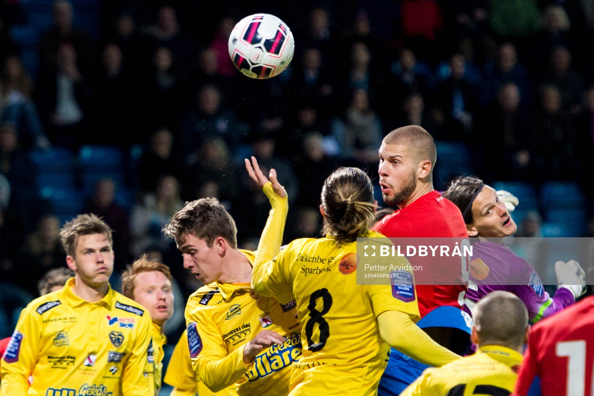Helsingborgs Robin Simovic oroar bland Falkenbergs spelare
