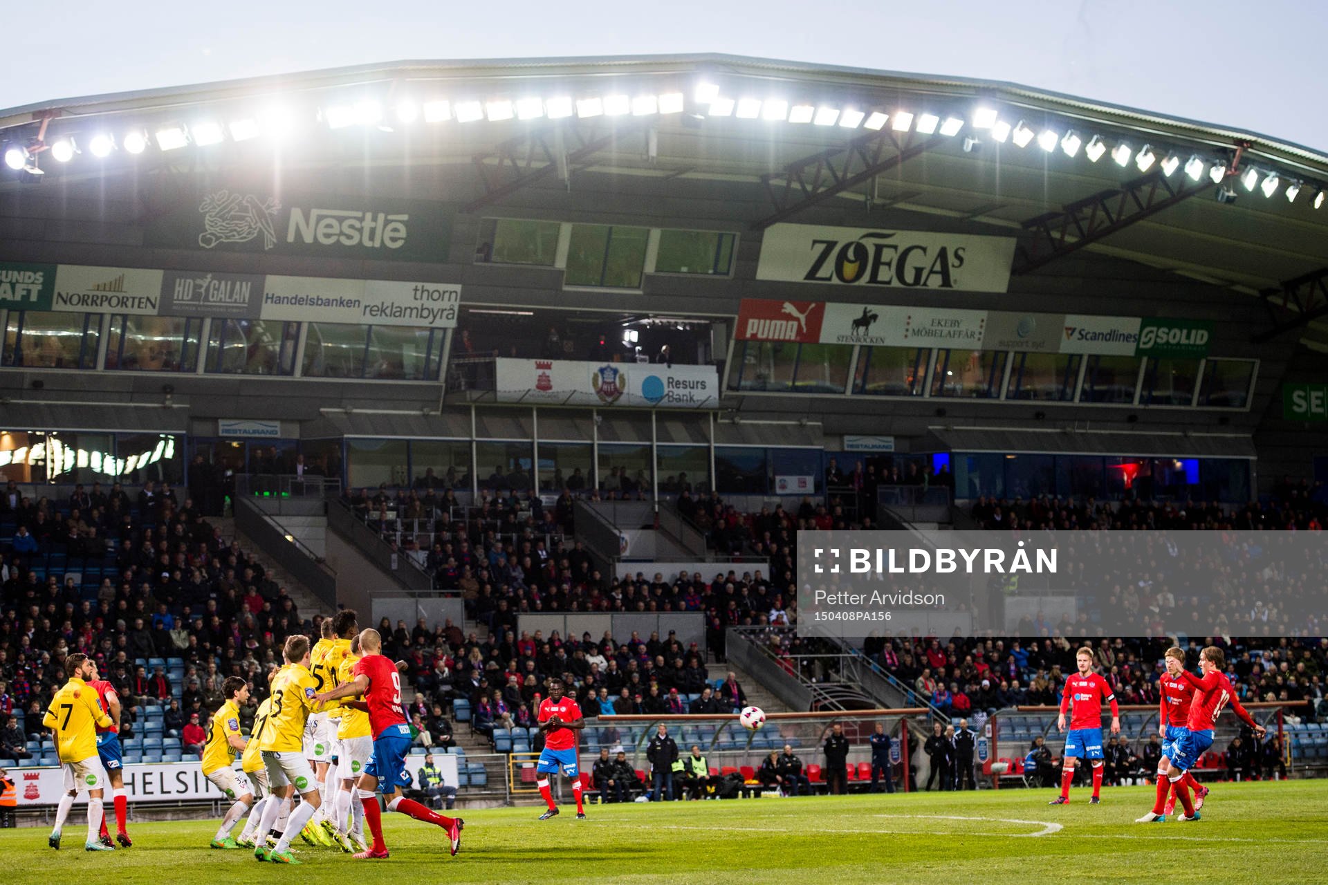 Helsingborgs Darijan Bojanic med en frispark