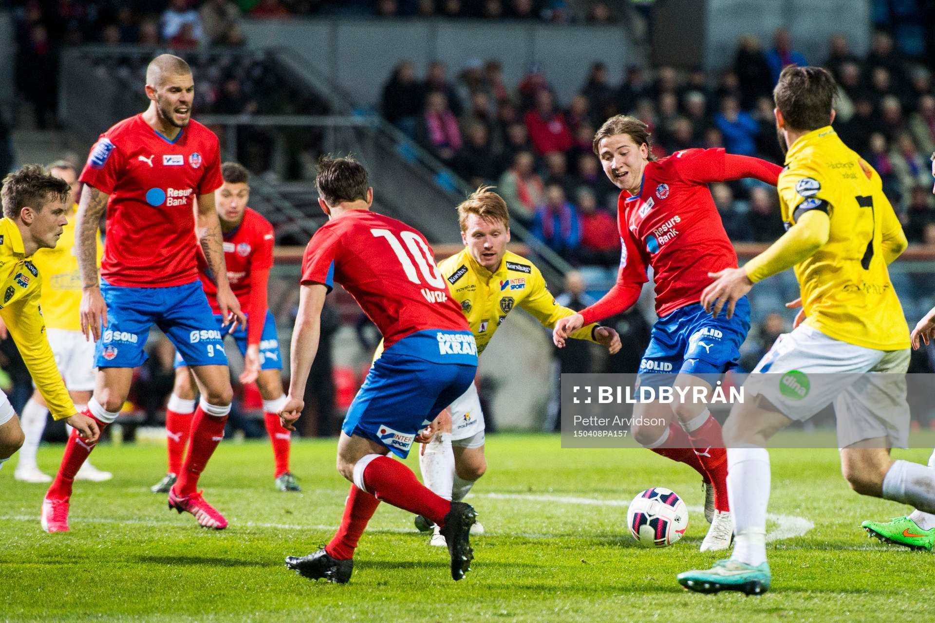 Helsingborgs Darijan Bojanic (h) letar passningar till