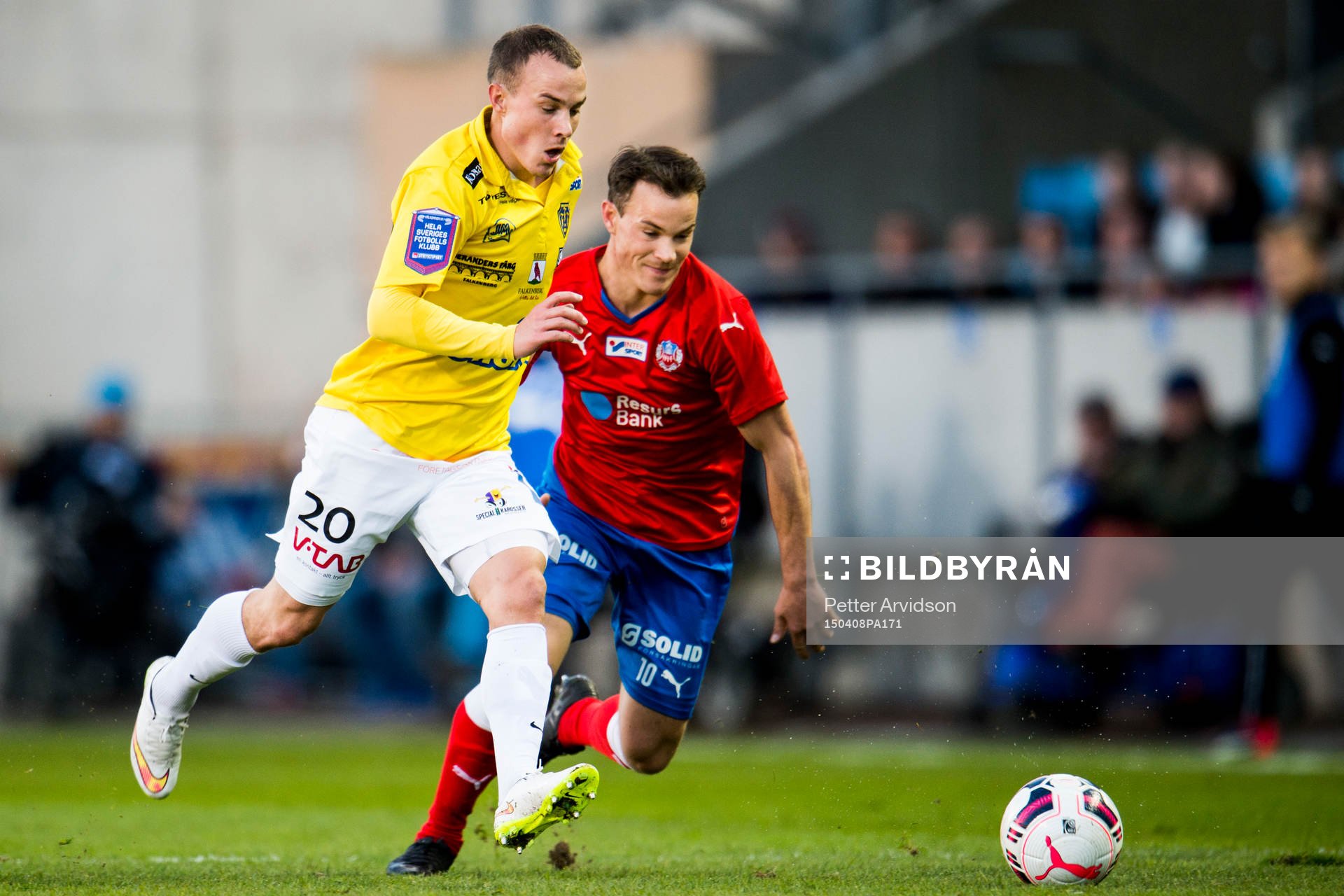 Falkenbergs Carl Wede och Helsingborgs Anton Wede under fotbollsmatchen i Allsvenskan mellan Helsingborg och Falkenberg den 8 april 2015 i Helsingborg.