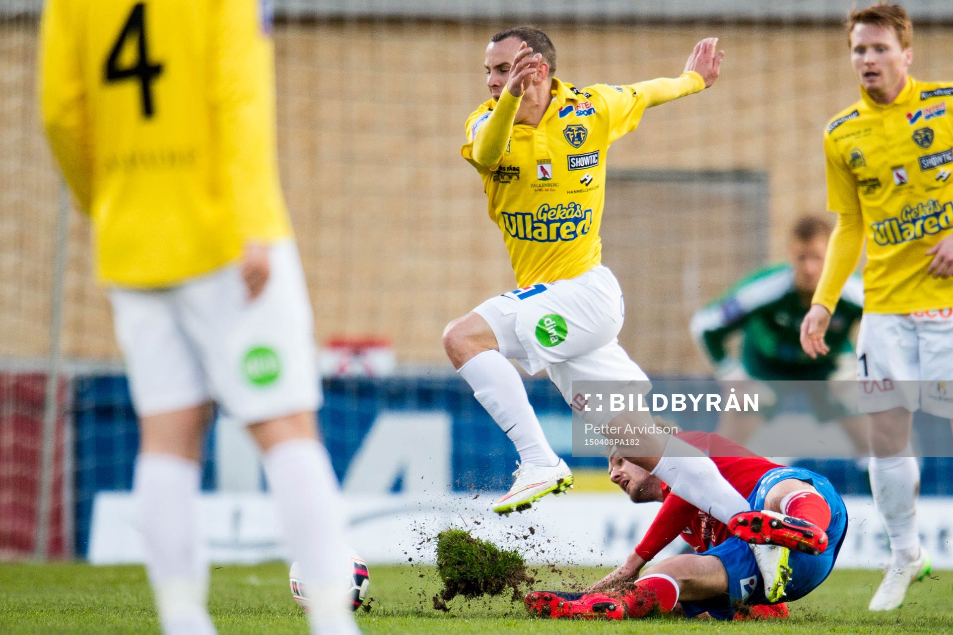 Helsingborgs Johan Mårtensson glidtacklar mot Falkenbergs