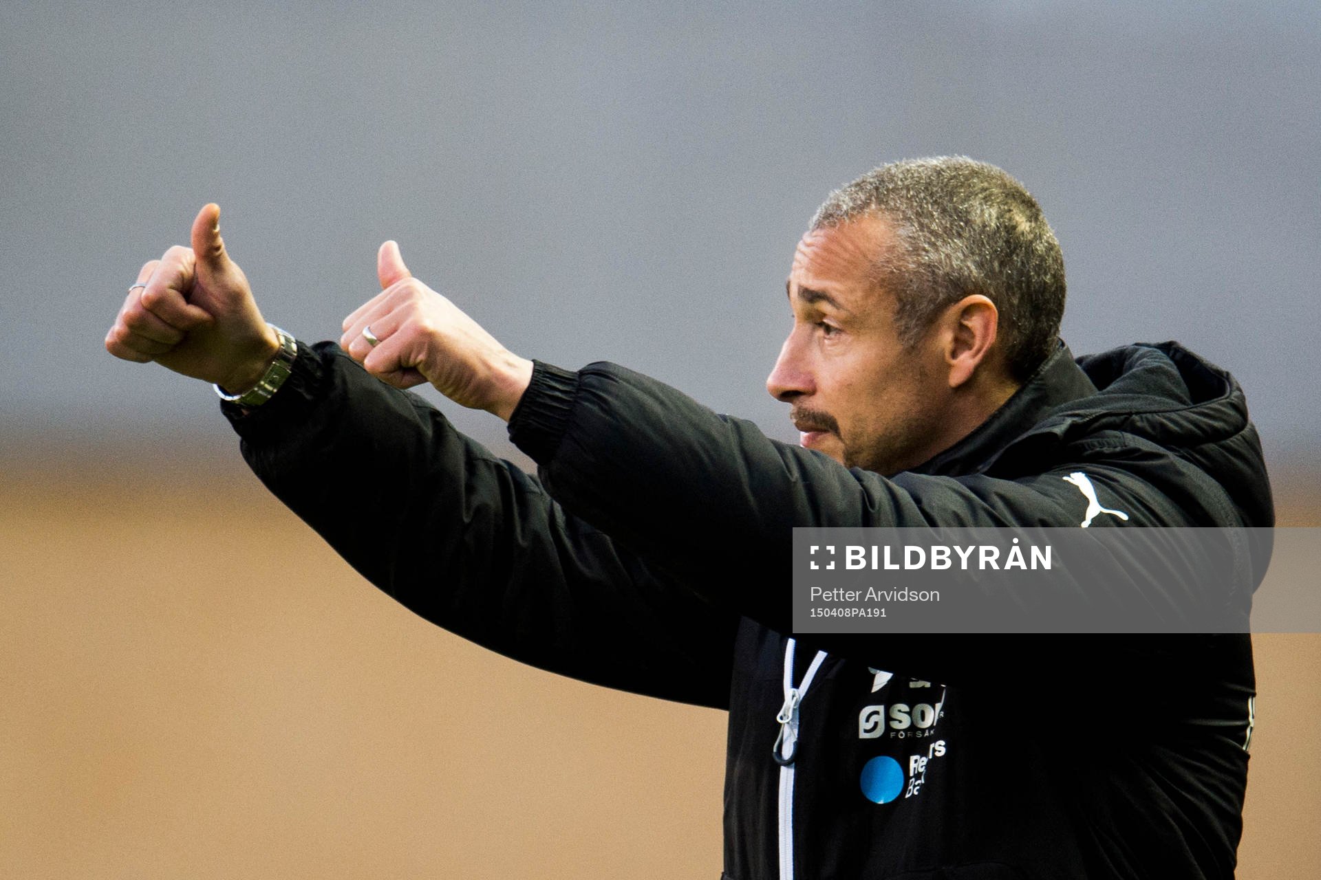 Helsingborgs manager Henrik Larsson gör tummen upp
