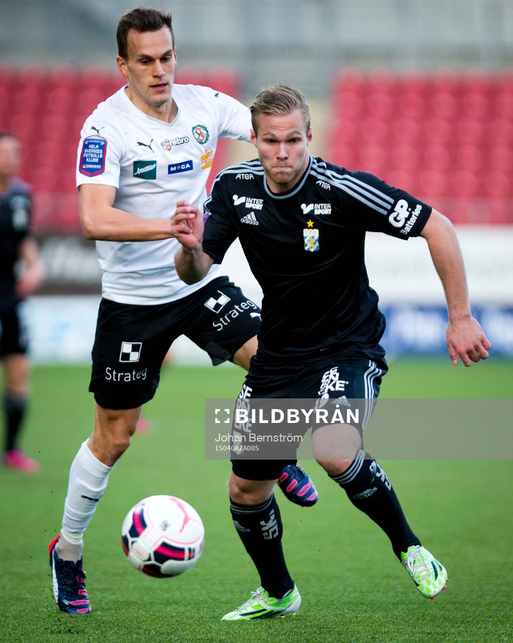 Örebros Robert Åhman Persson och IFK Göteborgs Gustav Engvall under fotbollsmatchen i Allsvenskan mellan Örebro SK och IFK Göteborg den 8 april 2015 i Örebro.