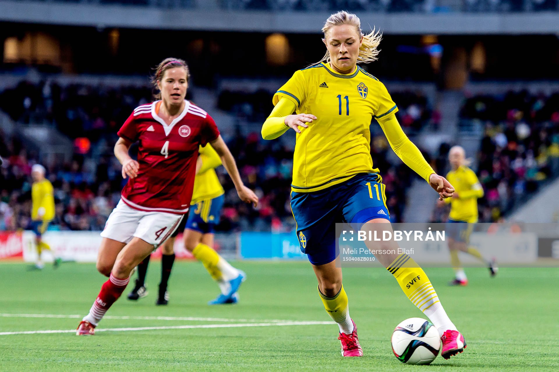 Sveriges Fridolina Rolfö och Danmarks Sofie Junge Pedersen under fotbollslandskampen mellan Sverige och Danmark den 8 april 2015 i Stockholm.