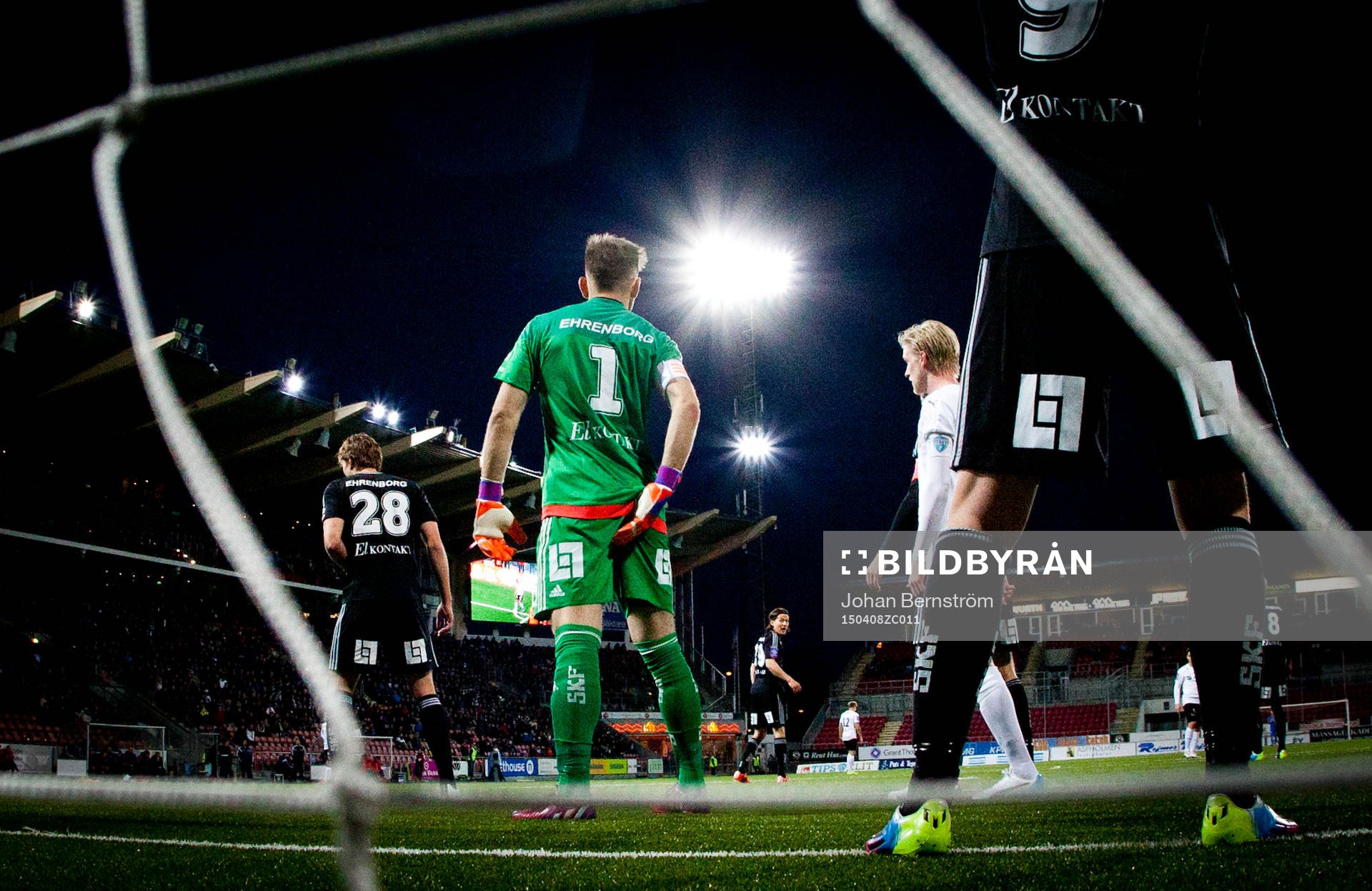 IFK Göteborgs målvakt John Alvbåge kliar sig i baken