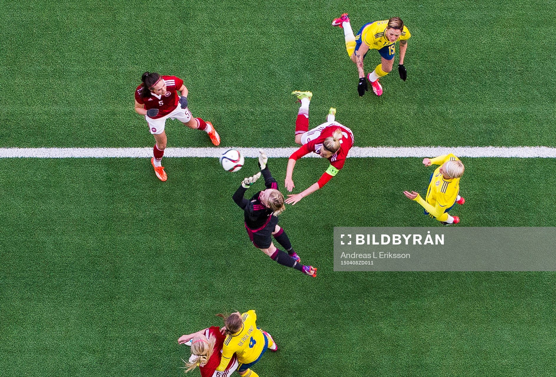 Sveriges målvakt Hedvig Lindahl plockar ner bollen i en närkamp med Danmarks Janni Arnth Jensen fotbollslandskampen mellan Sverige och Danmark den 8 april 2015 i Stockholm.