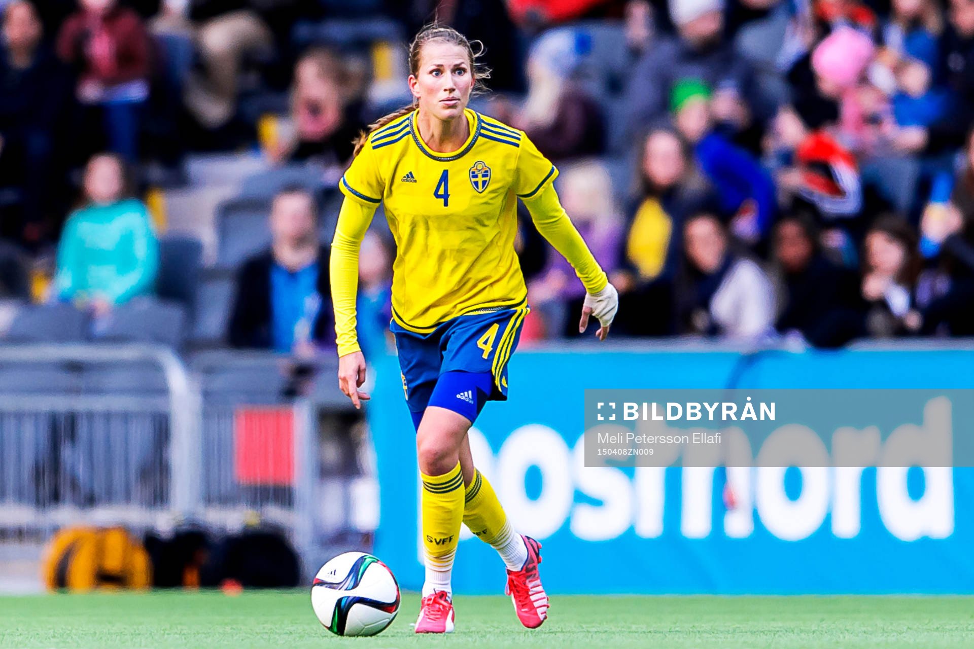 Sveriges Emma Berglund under fotbollslandskampen mellan Sverige och Danmark den 8 april 2015 i Stockholm.