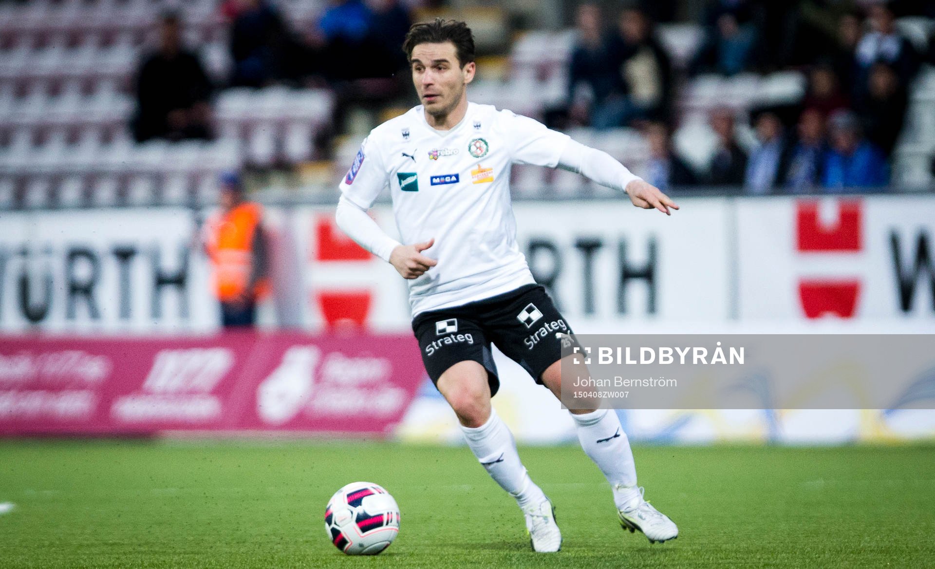 Örebros Nordin Gerzic under fotbollsmatchen i Allsvenskan mellan Örebro SK och IFK Göteborg den 8 april 2015 i Örebro.