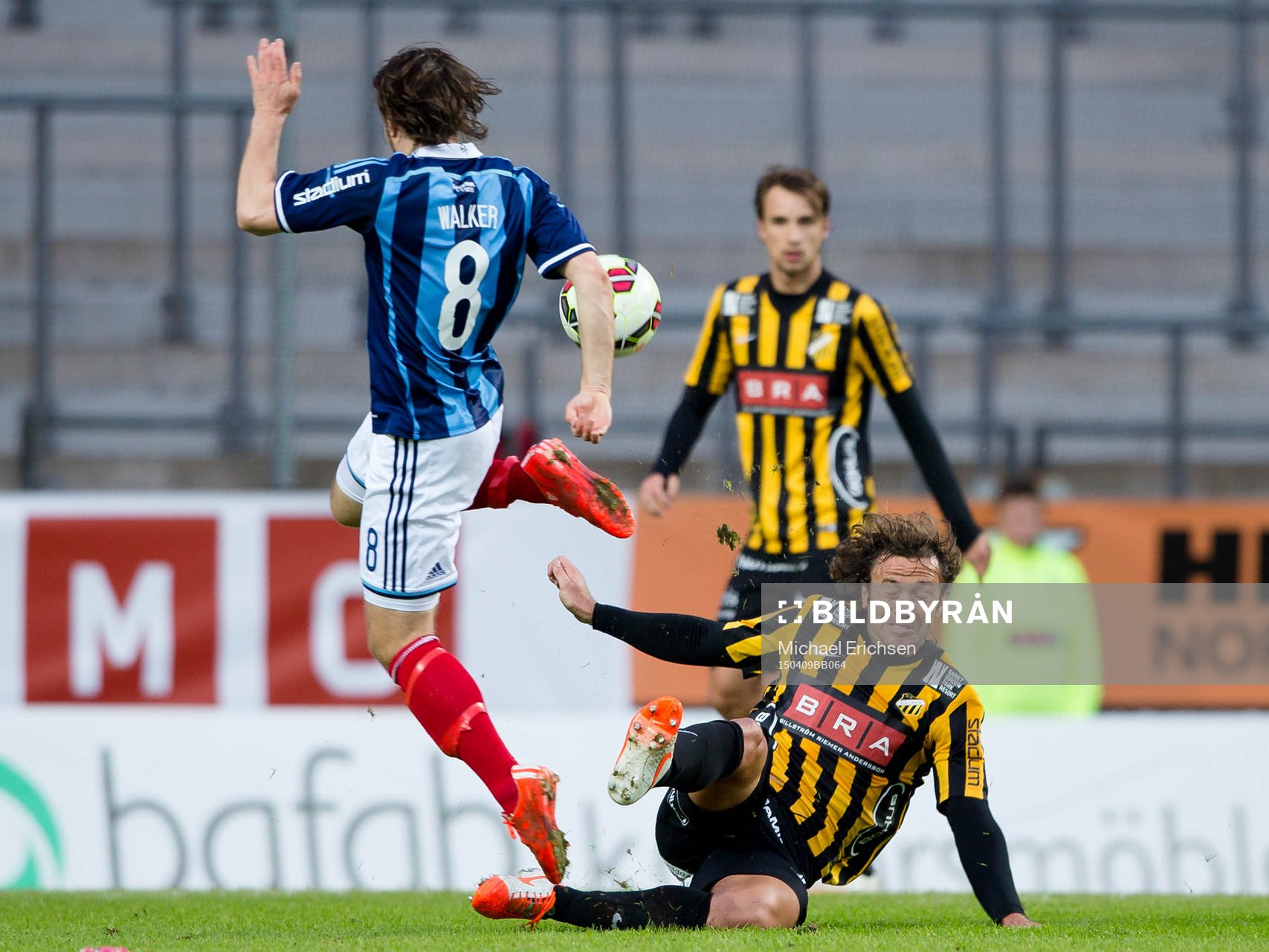 Häckens Diego Lugano glidtacklar Djurgårdens Kevin Walker