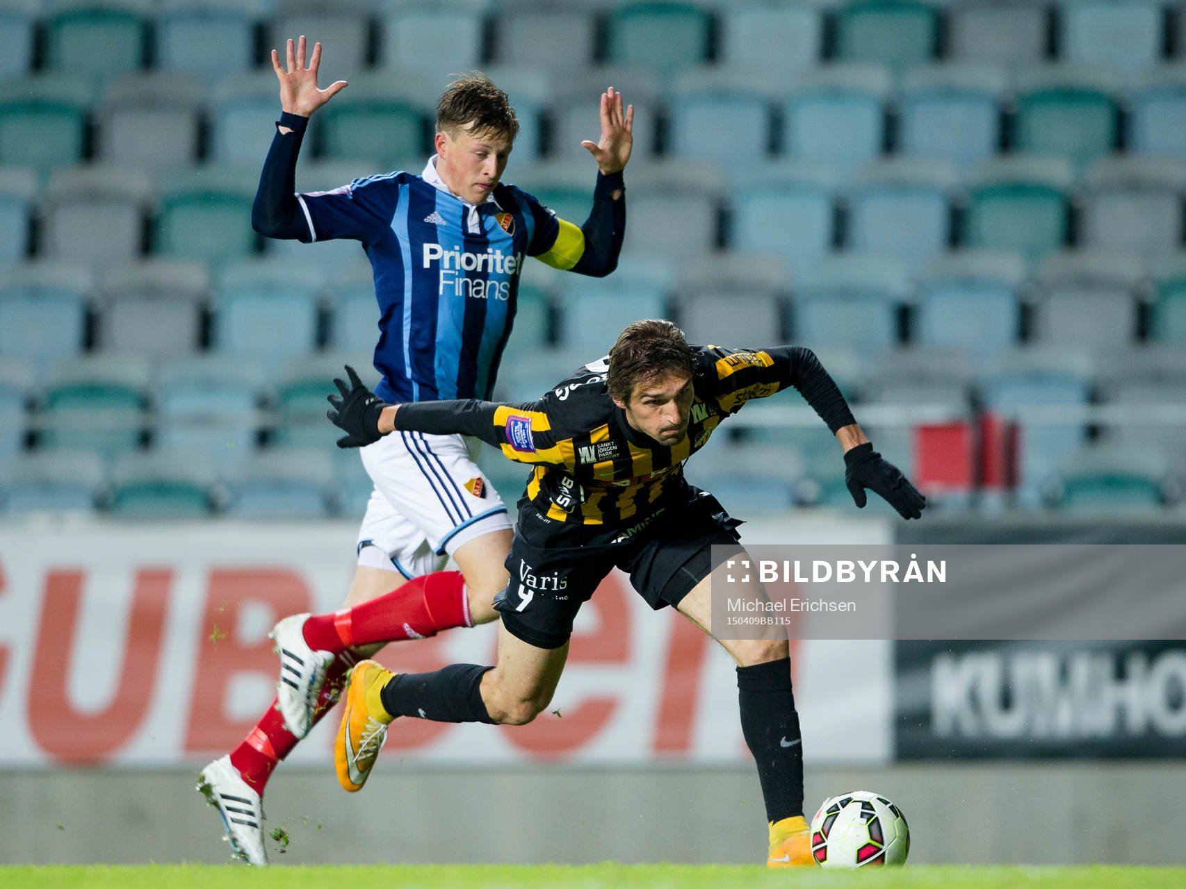 Djurgårdens Emil Bergström i kamp med Häckens Dardan Rexhepi i slutskedet av fotbollsmatchen i Allsvenskan mellan Häcken och Djurgården den 9 april 2015 i Göteborg.