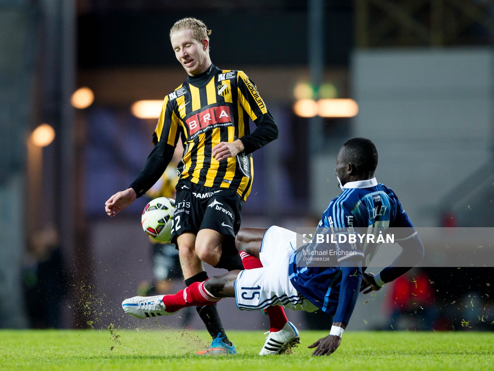 Djurgårdens Omar Colley tacklar Häckens Samuel Gustafson