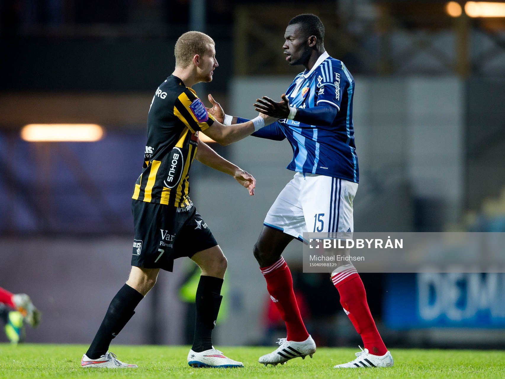 Häckens Simon Gustafson reagerar på tacklingen som Djurgårdens Omar Colley gav Simons broder Samuel Gustafson under fotbollsmatchen i Allsvenskan mellan Häcken och Djurgården den 9 april 2015 i Göteborg.
