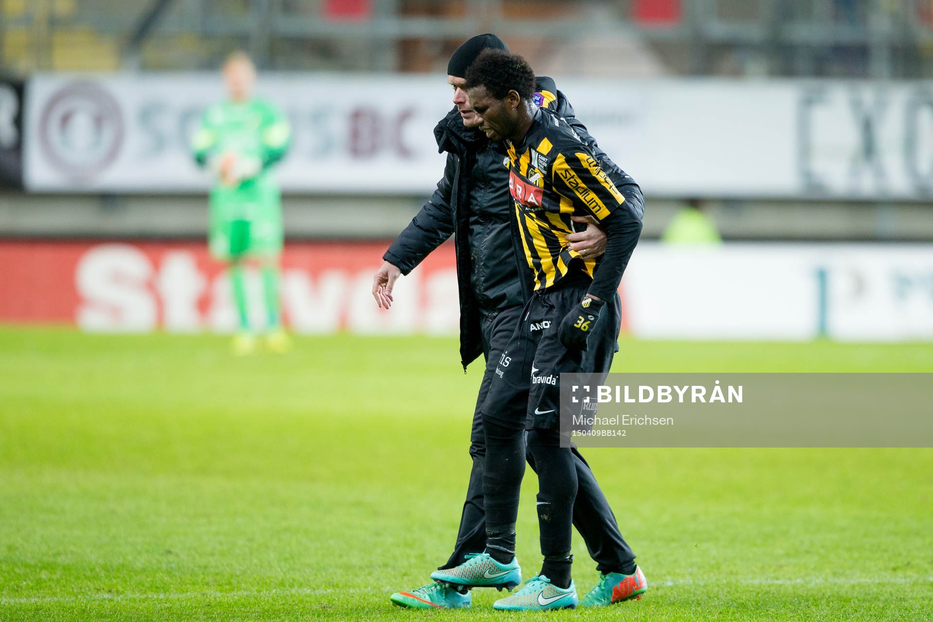 Häckens Mohammed Abubakari skadar sig och tvingas utgå