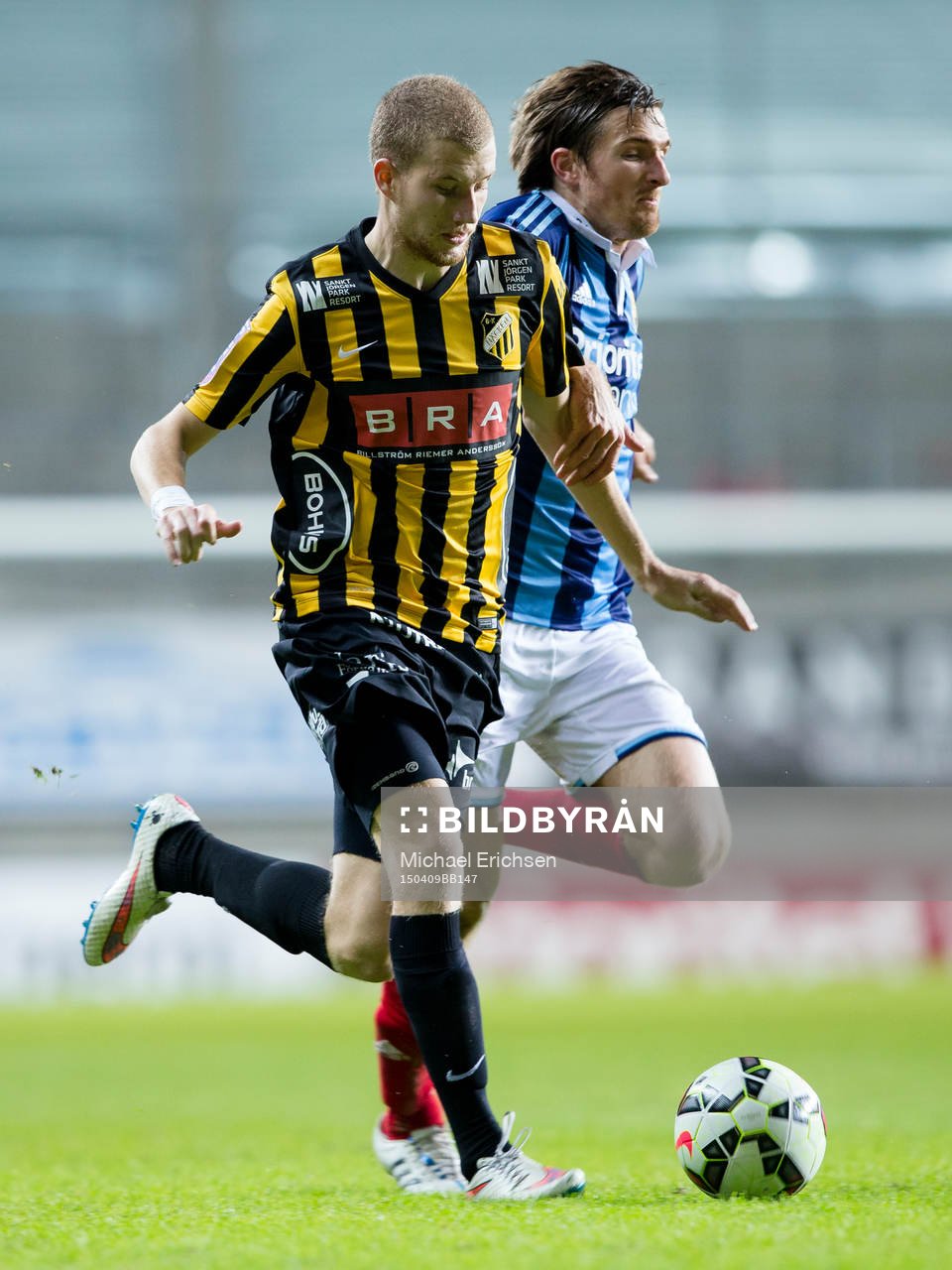 Häckens Simon Gustafson jagad av Djurgårdens Jesper