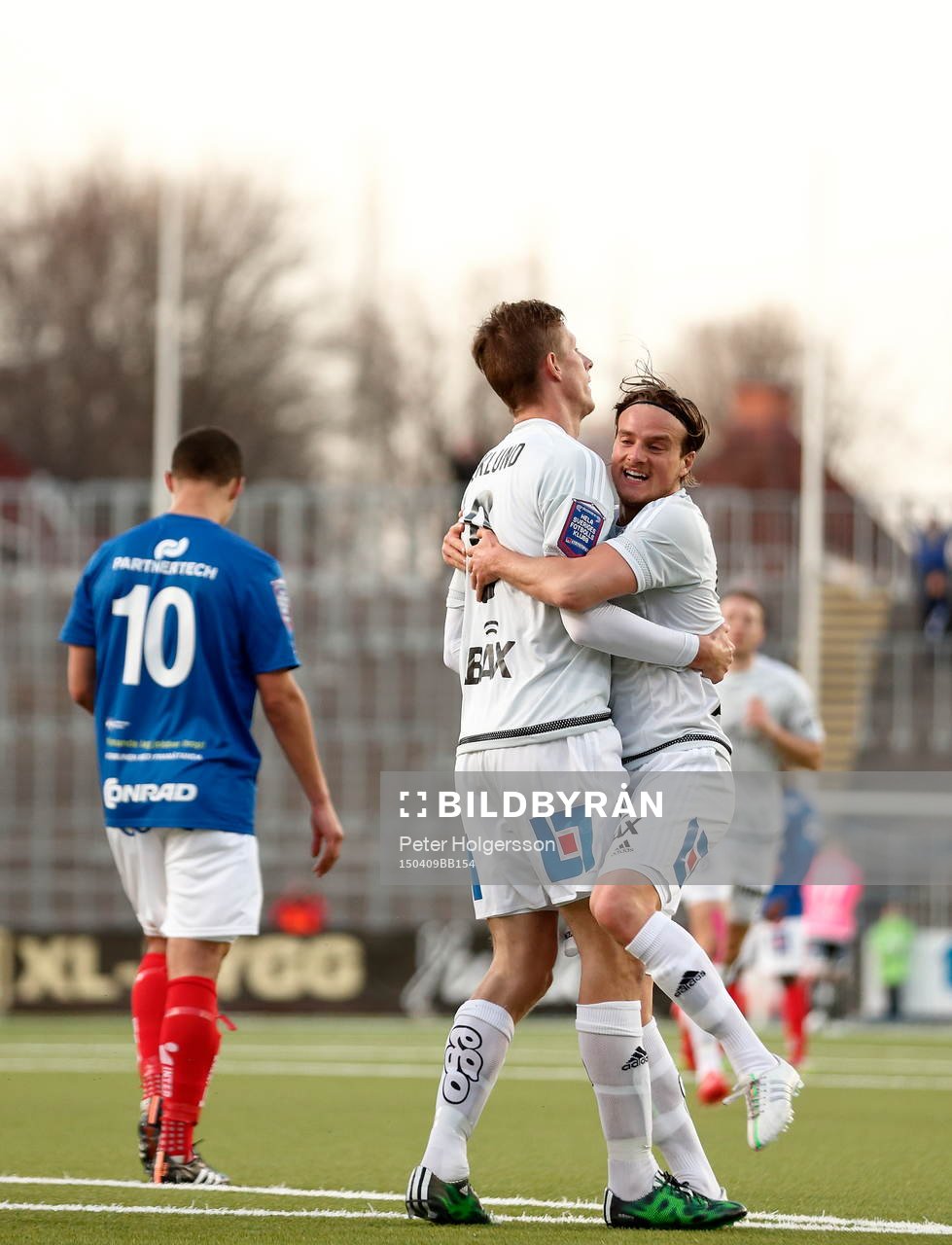 GIF Sundsvalls Johan Eklund jublar med Robbin Sellin