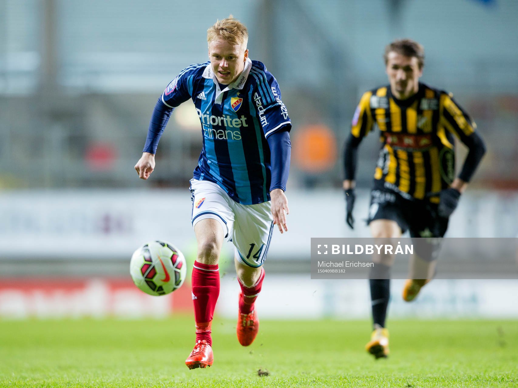 Djurgårdens Elliot Käck före Häckens Dardan Rexhepi