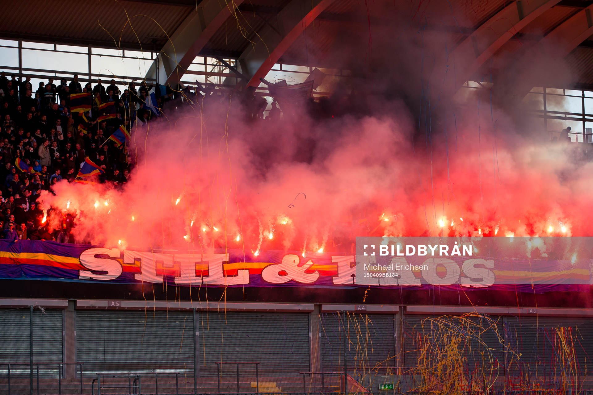 Djurgårdens klack med bengaler innan avspark i