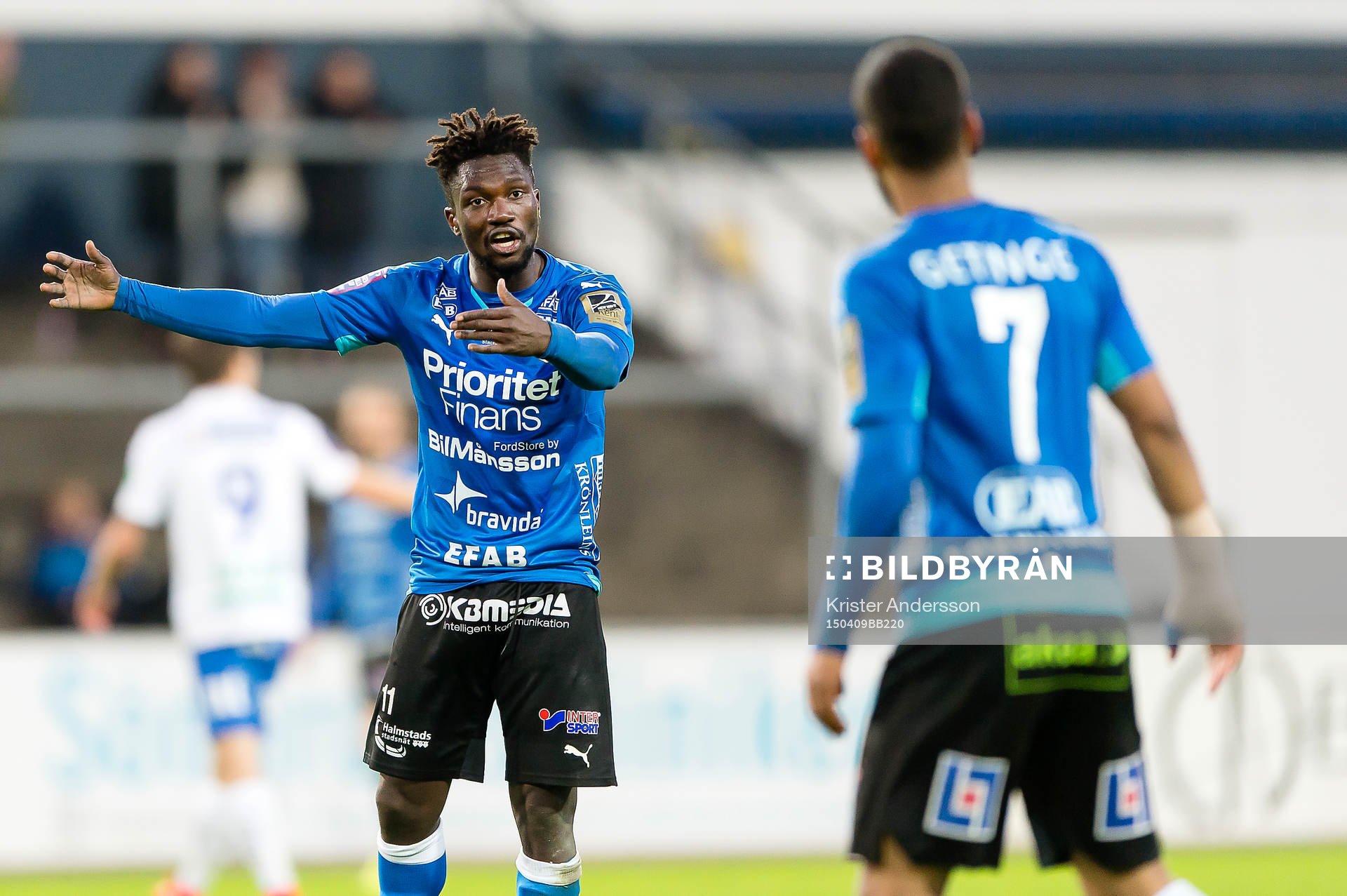 Halmstads King Osei Gyan diskuterar med Junes Barny under fotbollsmatchen i Allsvenskan mellan Halmstad och Norrköping den 9 april 2015 i Halmstad.