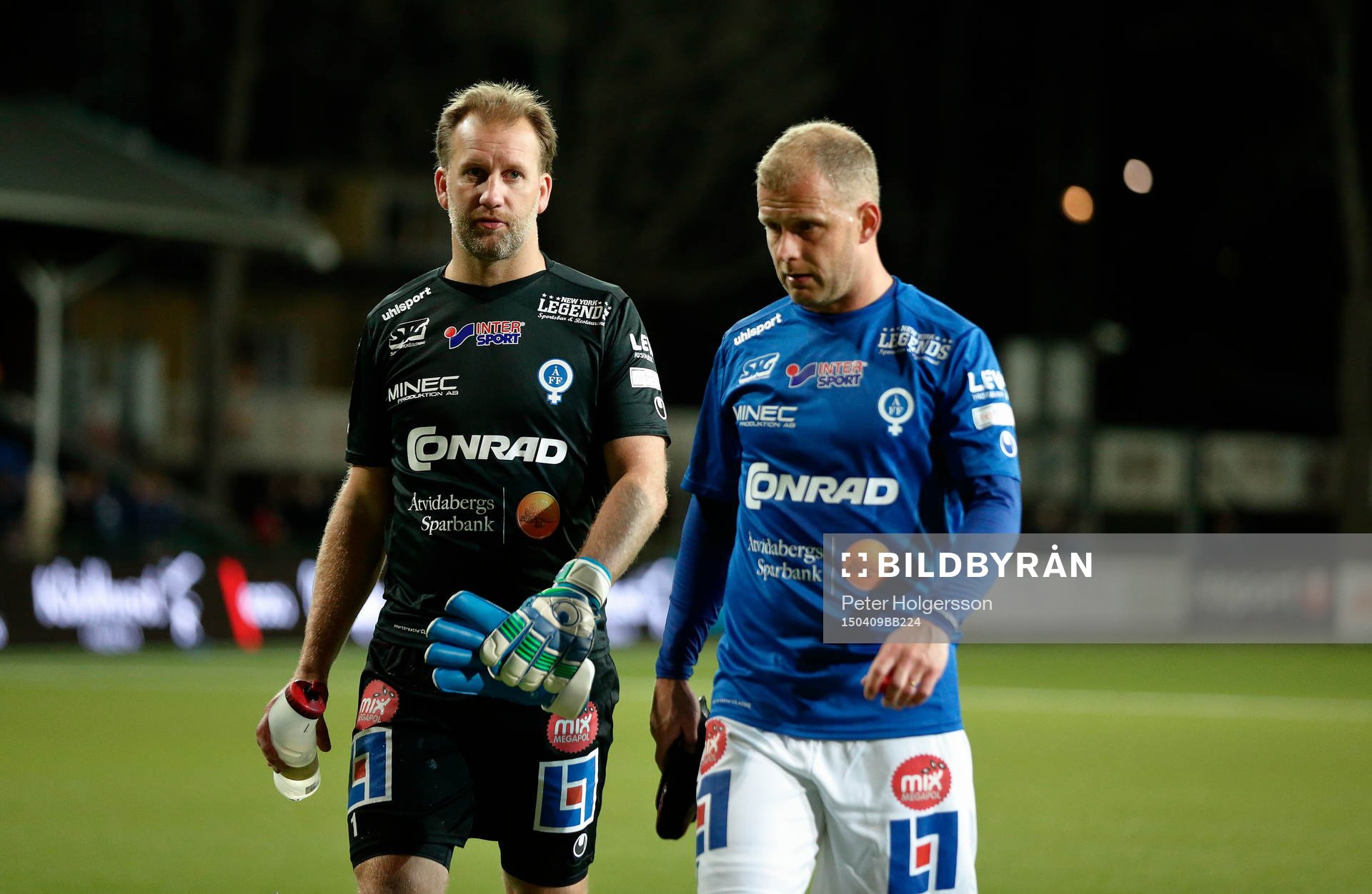 De äldsta på planen målvakt Henrik Gustavsson och