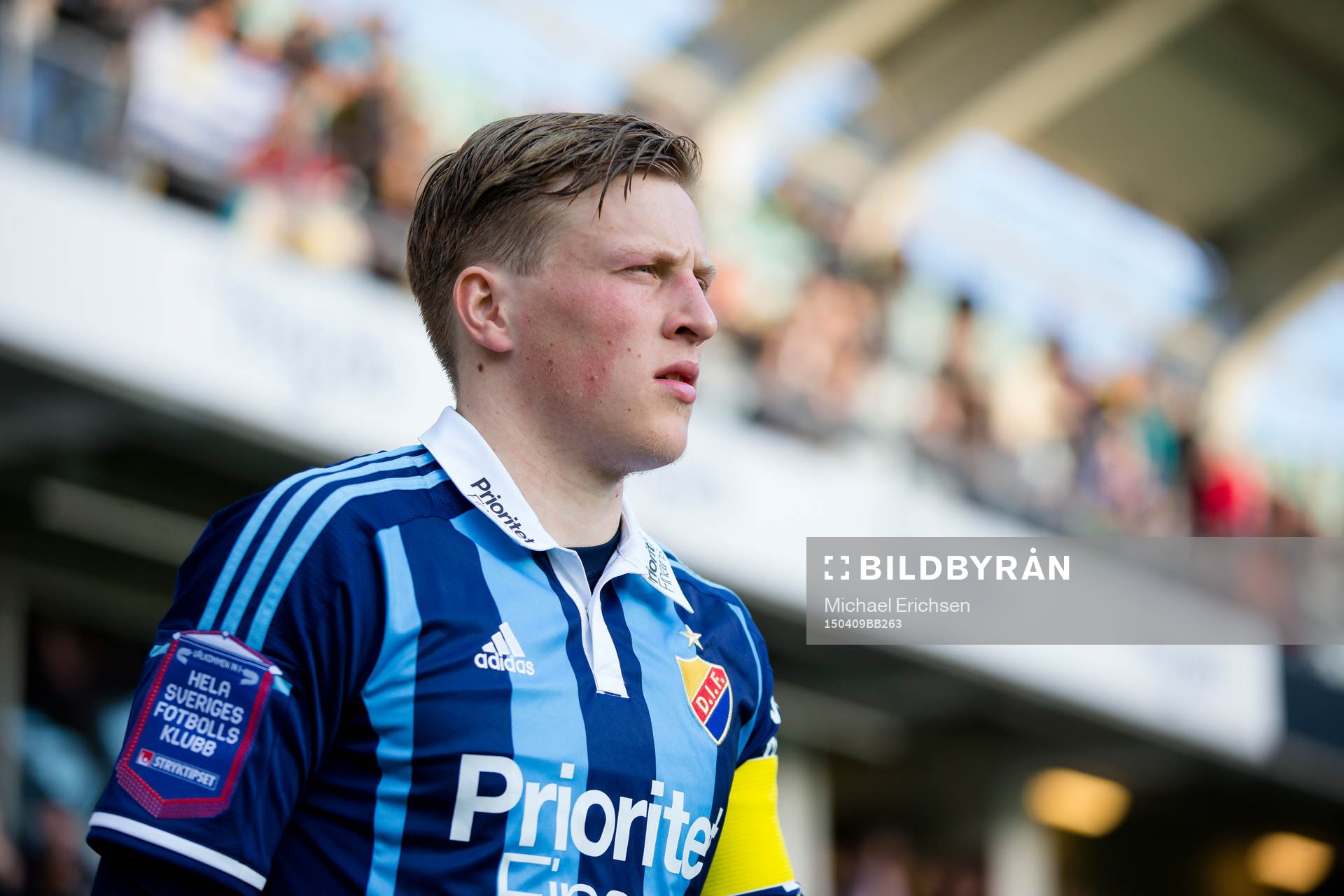 Djurgårdens Emil Bergström på väg in till planen för
