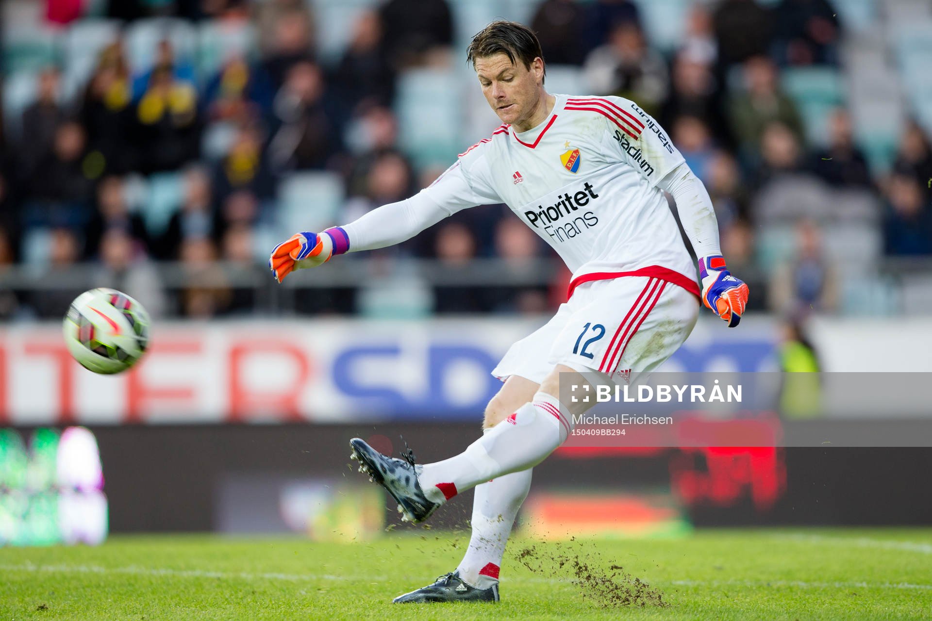 Djurgårdens målvakt Kenneth Høie sparkar iväg bollen under fotbollsmatchen i Allsvenskan mellan Häcken och Djurgården den 9 april 2015 i Göteborg.