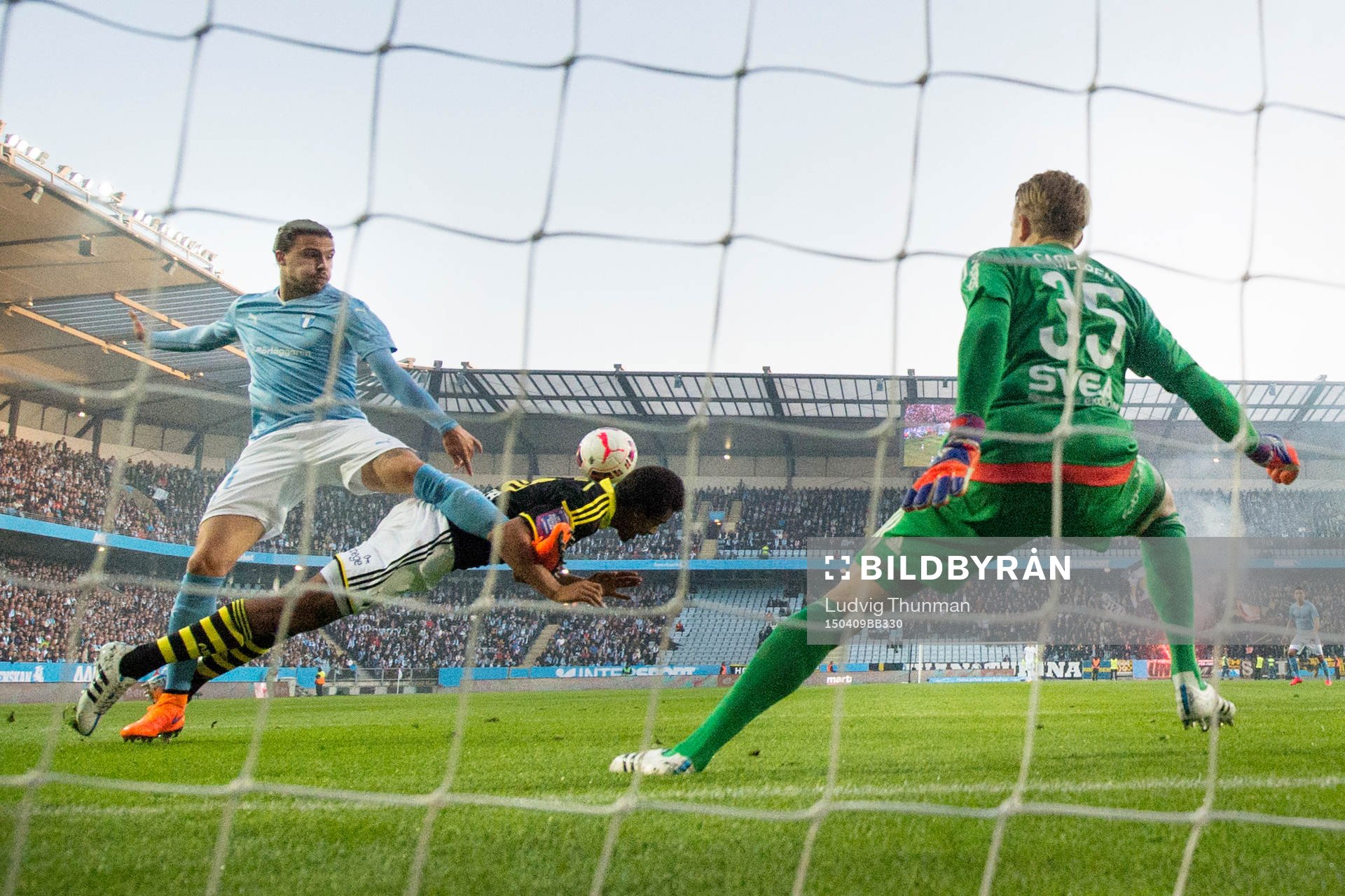 s Noah Sonko Sundberg och målvakt Patrik Carlgren