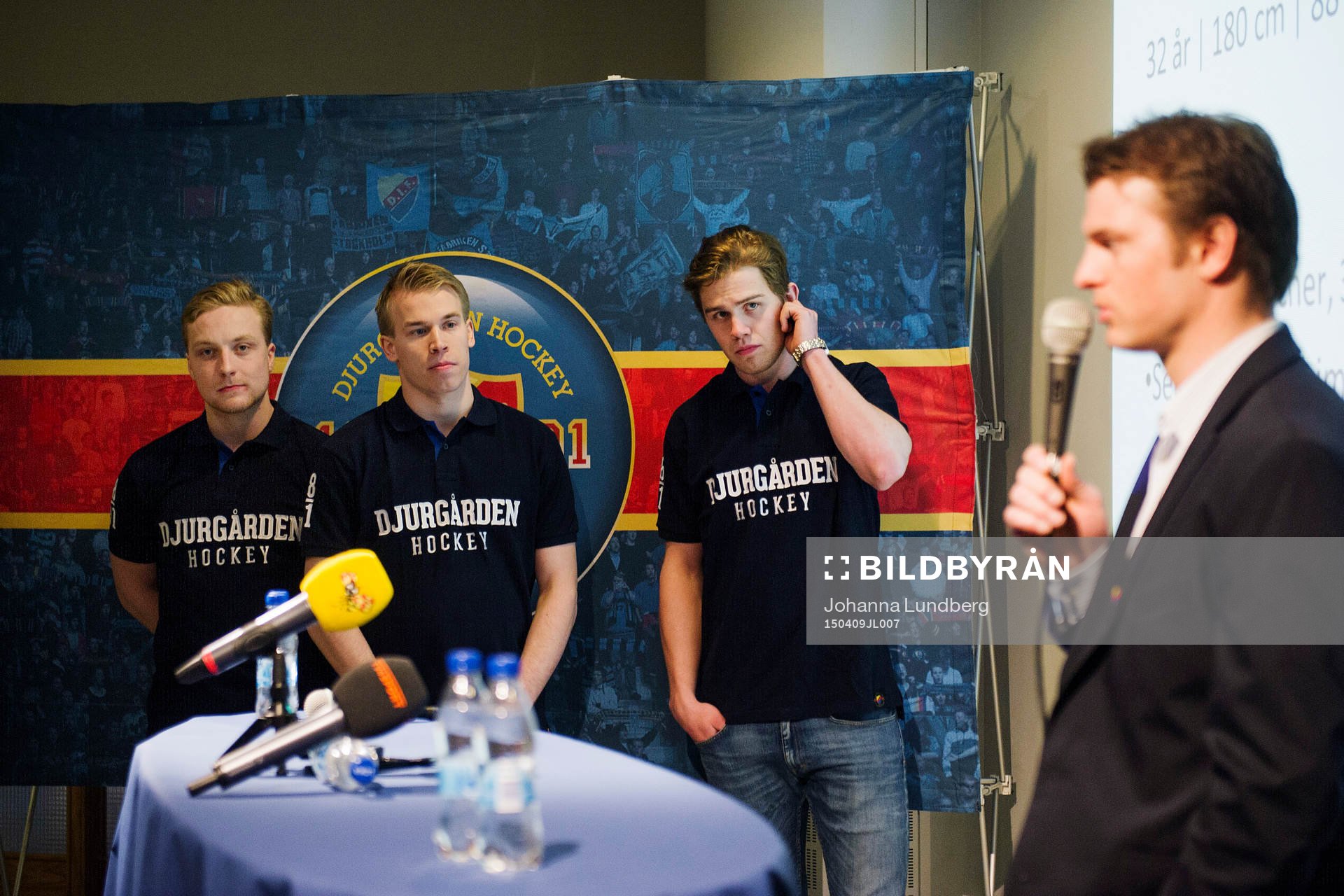 Sportchef Joakim Eriksson presenterar nyförvärven Linus