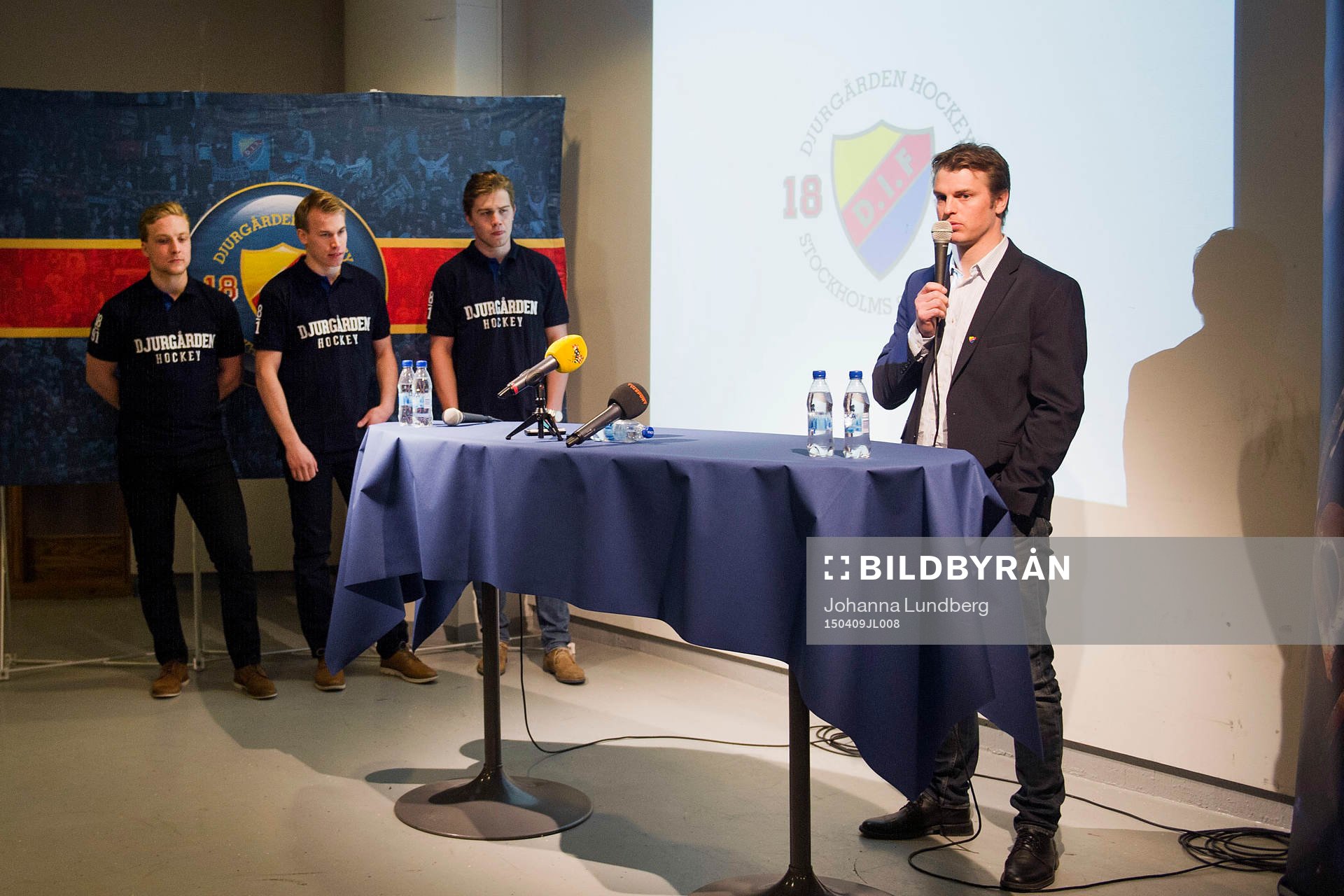 Sportchef Joakim Eriksson presenterar nyförvärven Linus