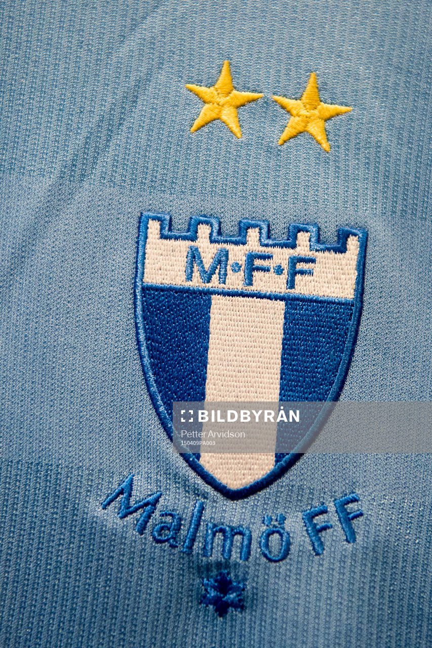 Malmö FFs emblem på en tröja som hänger i MFF-Shopen