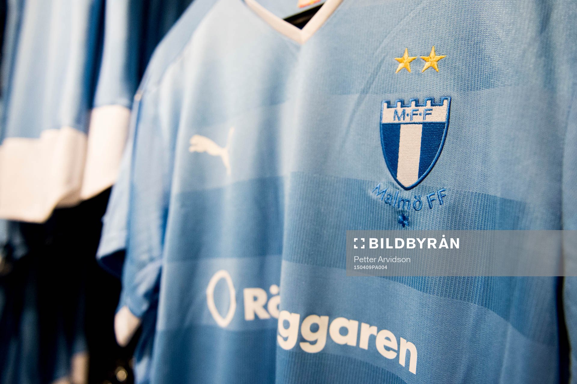 Malmö FFs emblem på en tröja som hänger i MFF-Shopen