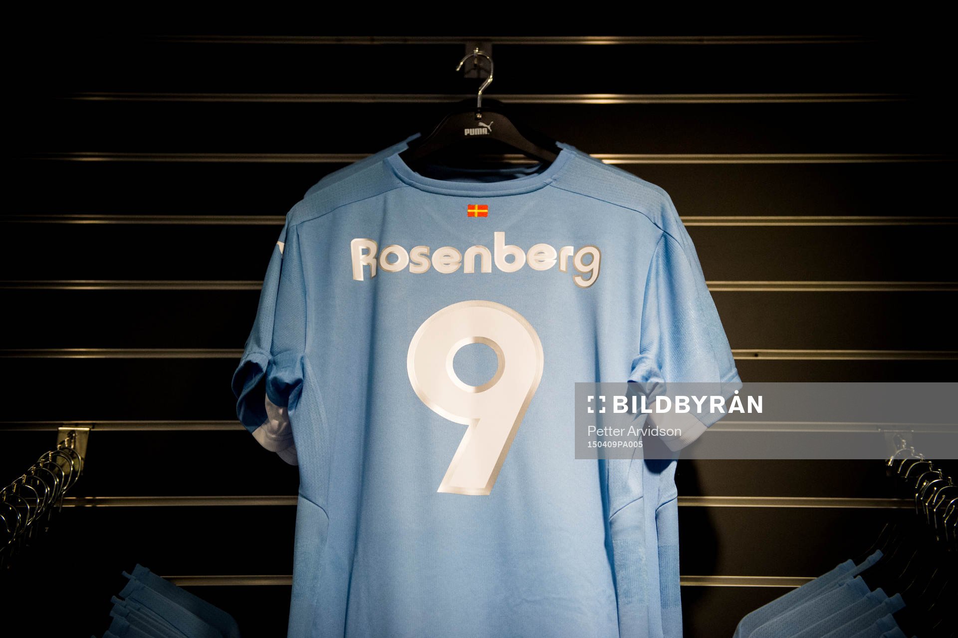 Malmö FFs Markus Rosenberg tröja hänger i MFF-Shopen