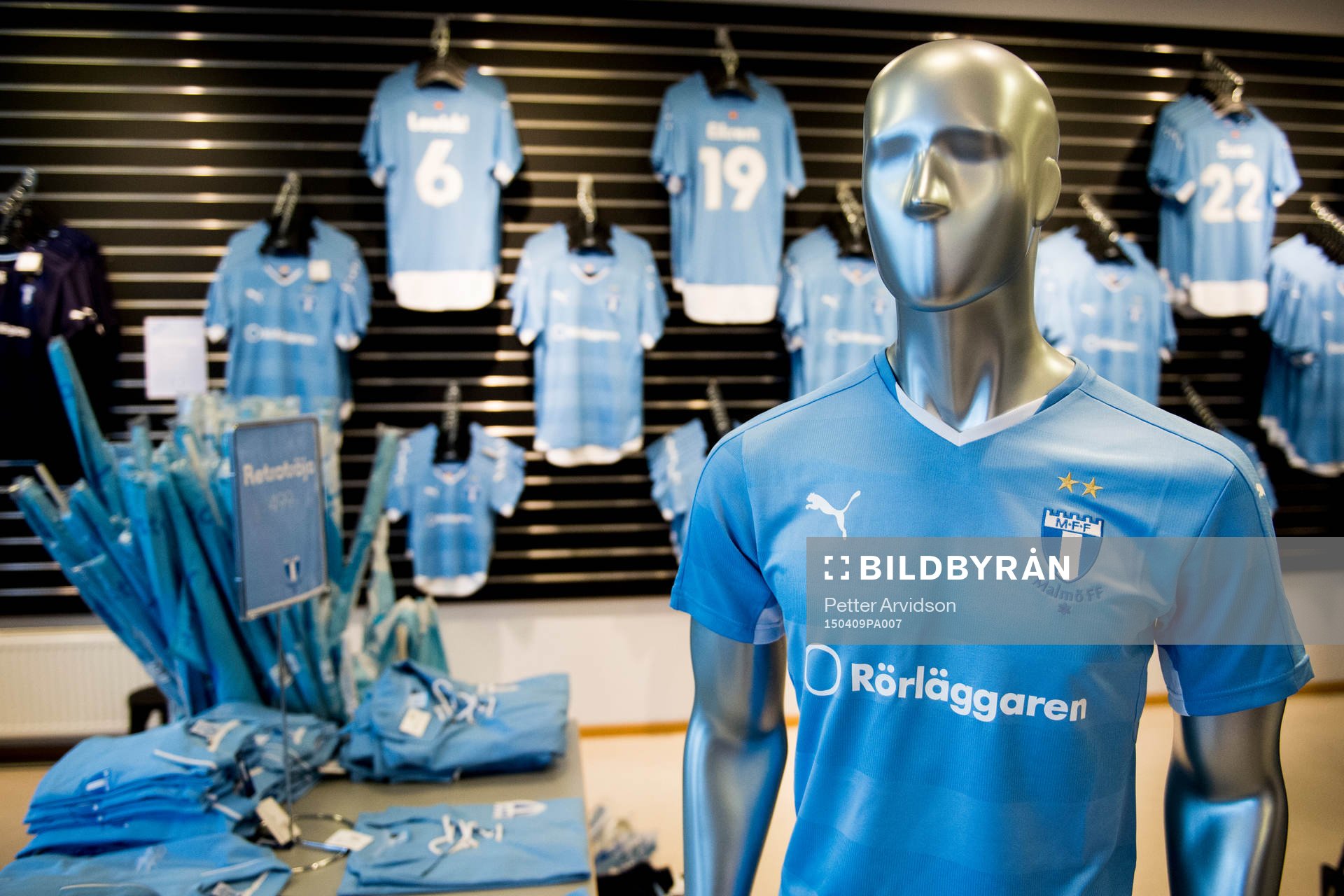 Spelartröjor till salu i MFF-Shopen