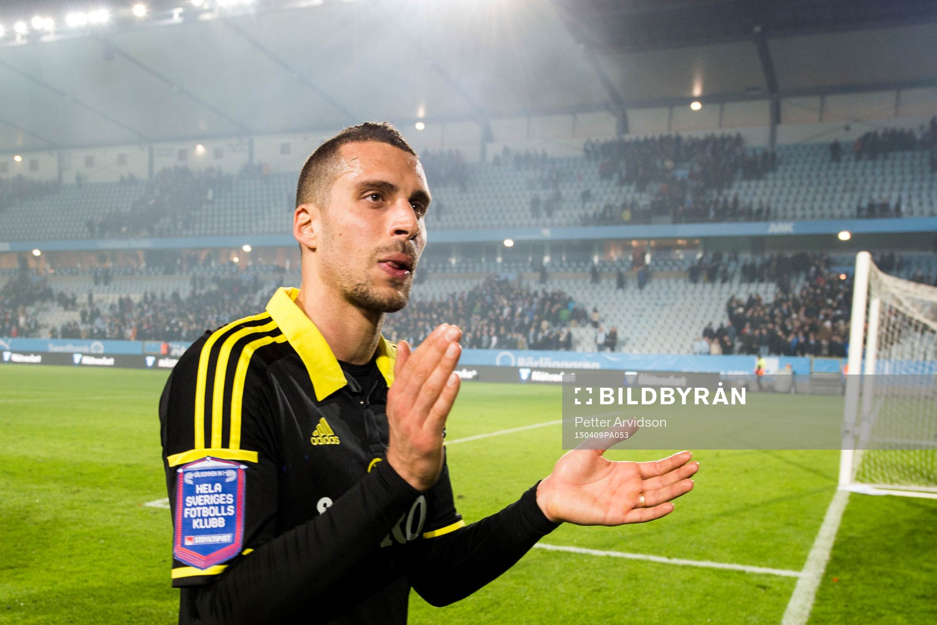 AIK:s Panajotis Dimitriadis tackar publiken efter fotbollsmatchen i Allsvenskan mellan Malmö FF och AIK den 9 april 2015 i Malmö.