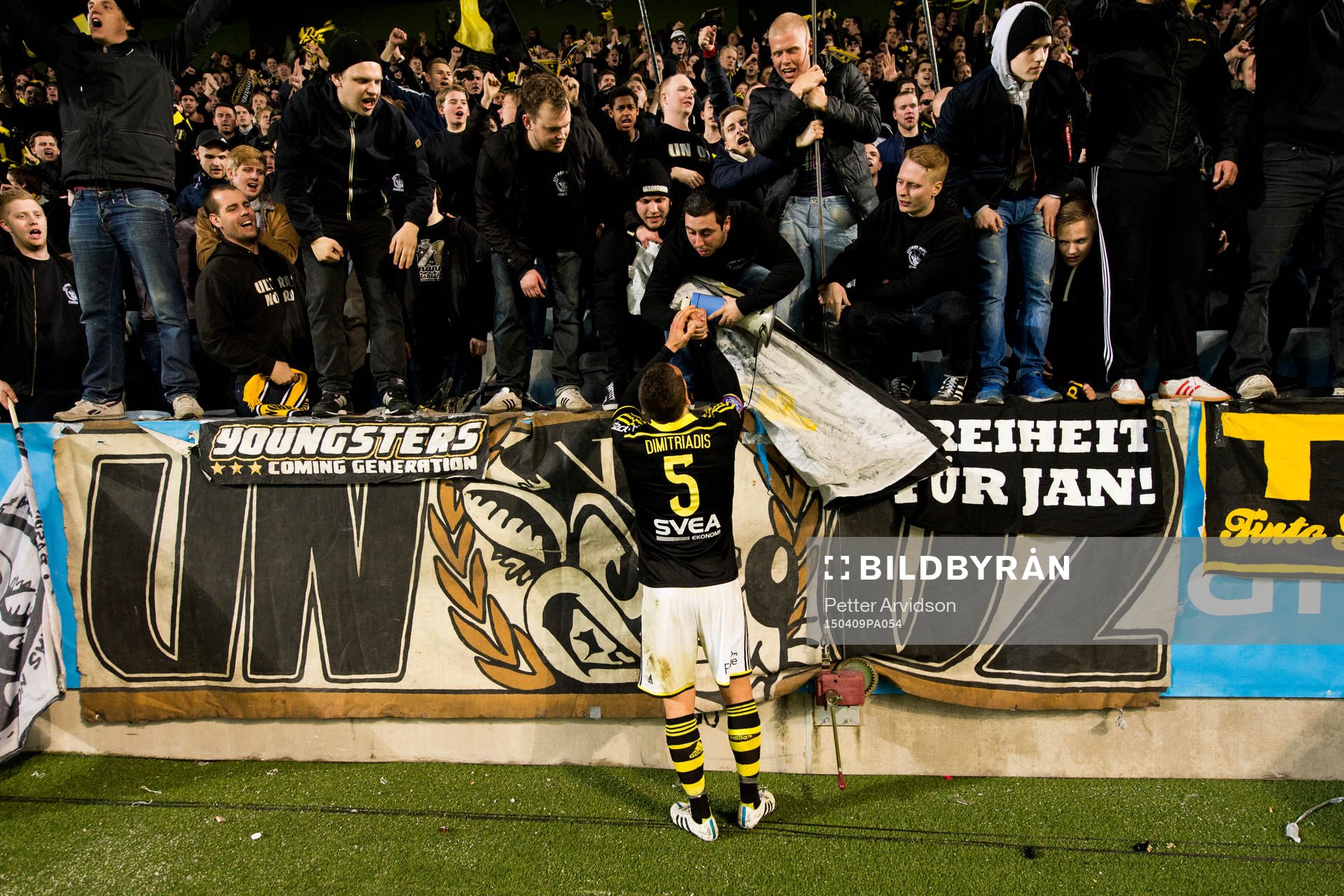 AIK:s Panajotis Dimitriadis tackar publiken efter fotbollsmatchen i Allsvenskan mellan Malmö FF och AIK den 9 april 2015 i Malmö.