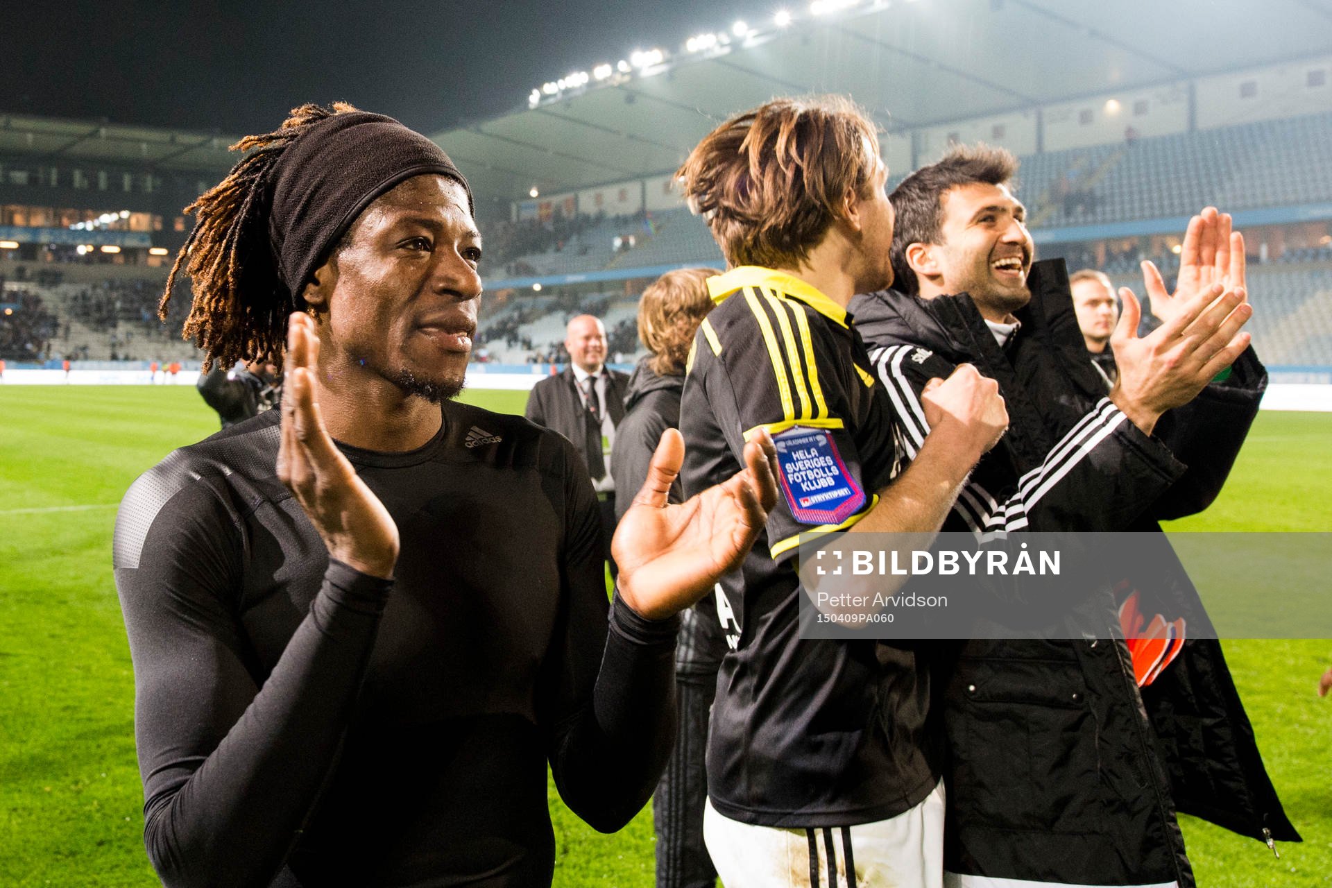s Mohamed Bangura tackar med publiken