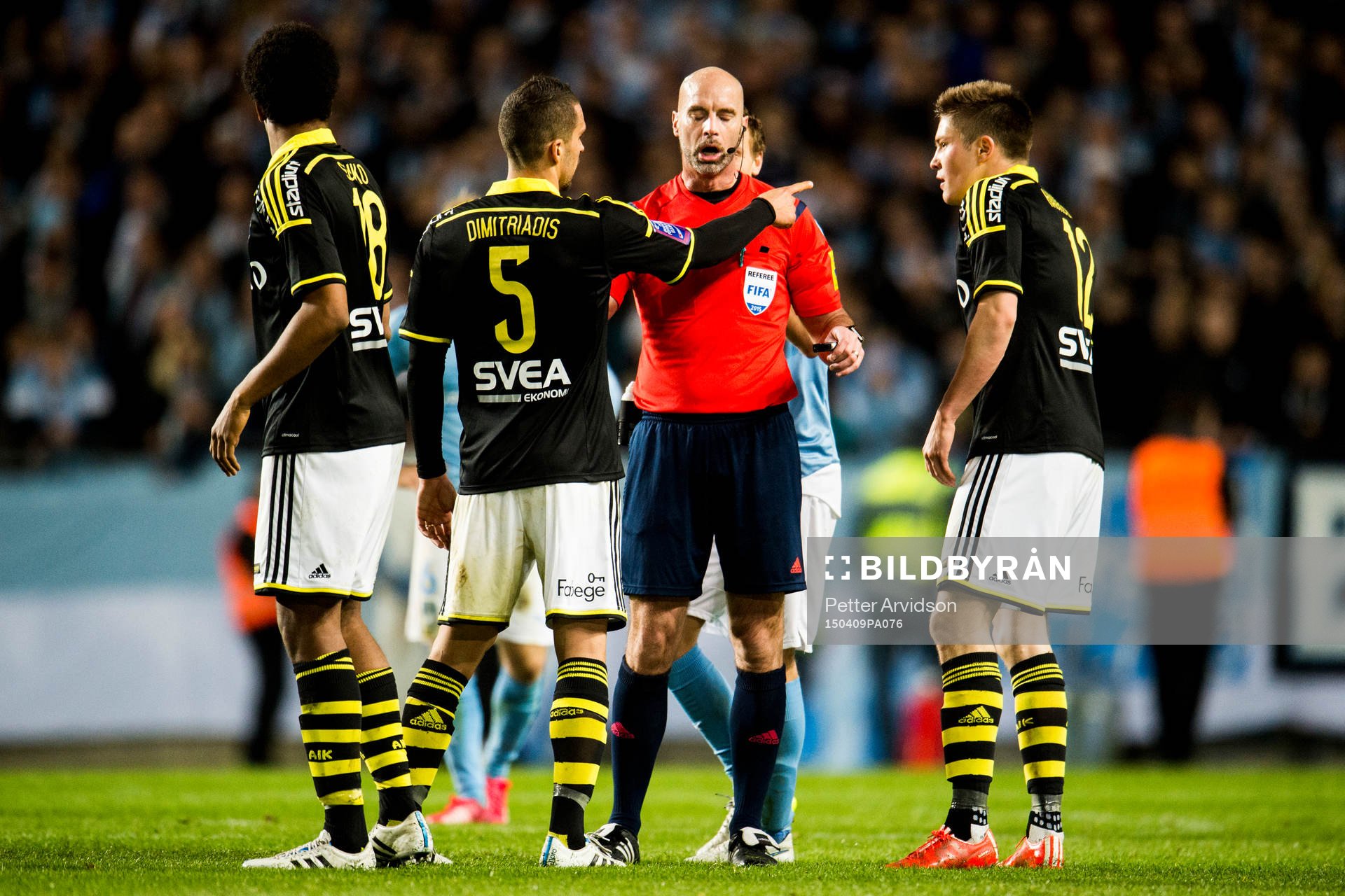 Domare Stefan Johannesson och AIK:s Noah Sonko Sundberg, Panajotis Dimitriadis och Haukur Hauksson under fotbollsmatchen i Allsvenskan mellan Malmö FF och AIK den 9 april 2015 i Malmö.