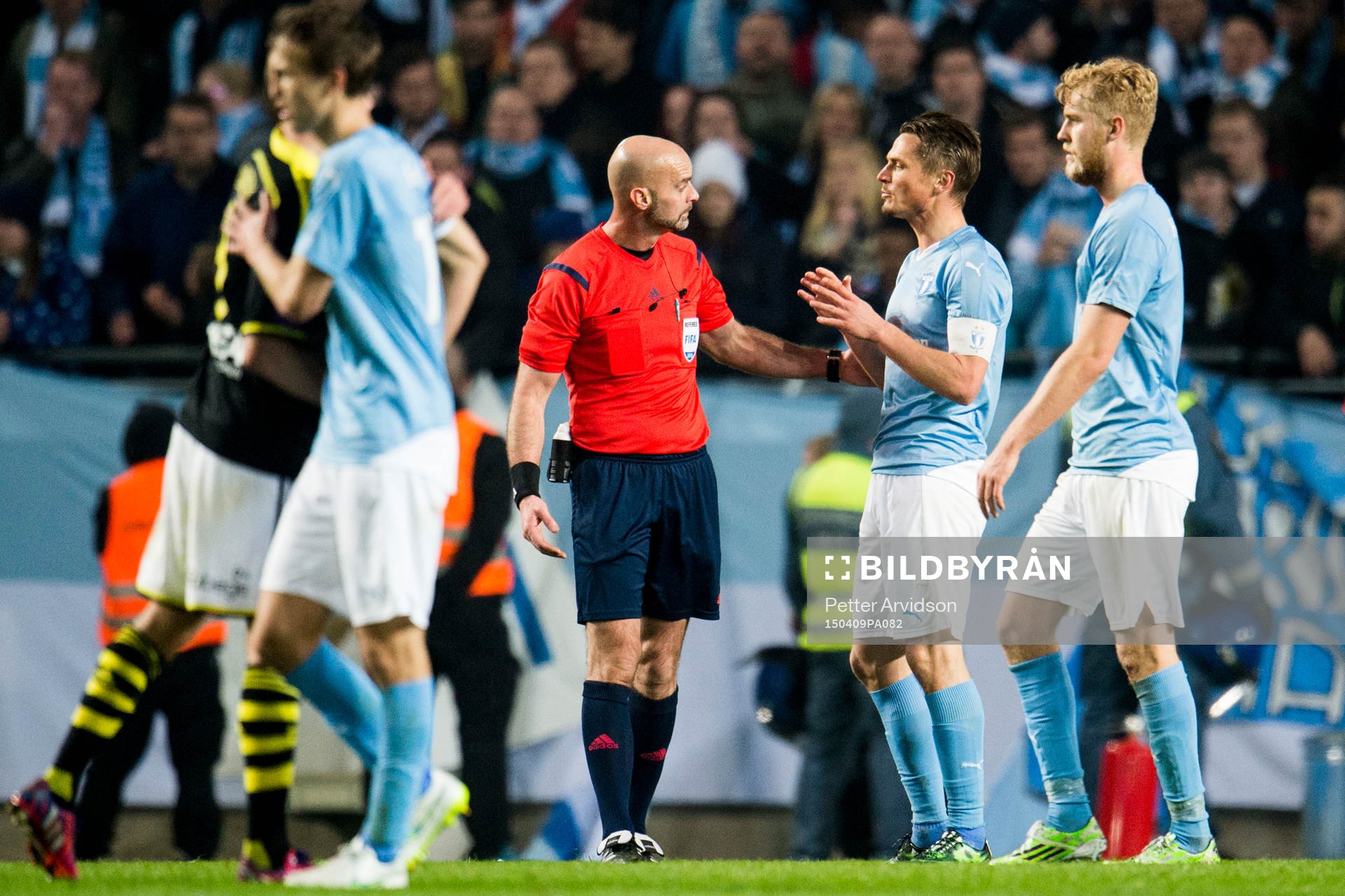 Malmö FFs Markus Rosenberg i samtal med domare Stefan