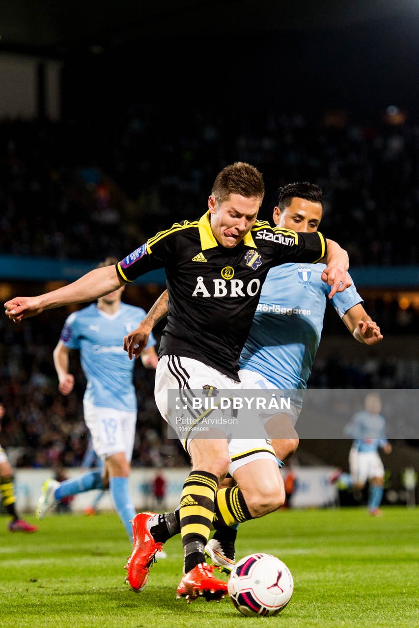 s Haukur Hauksson och Malmö FFs Victor Yoshimar Yotun