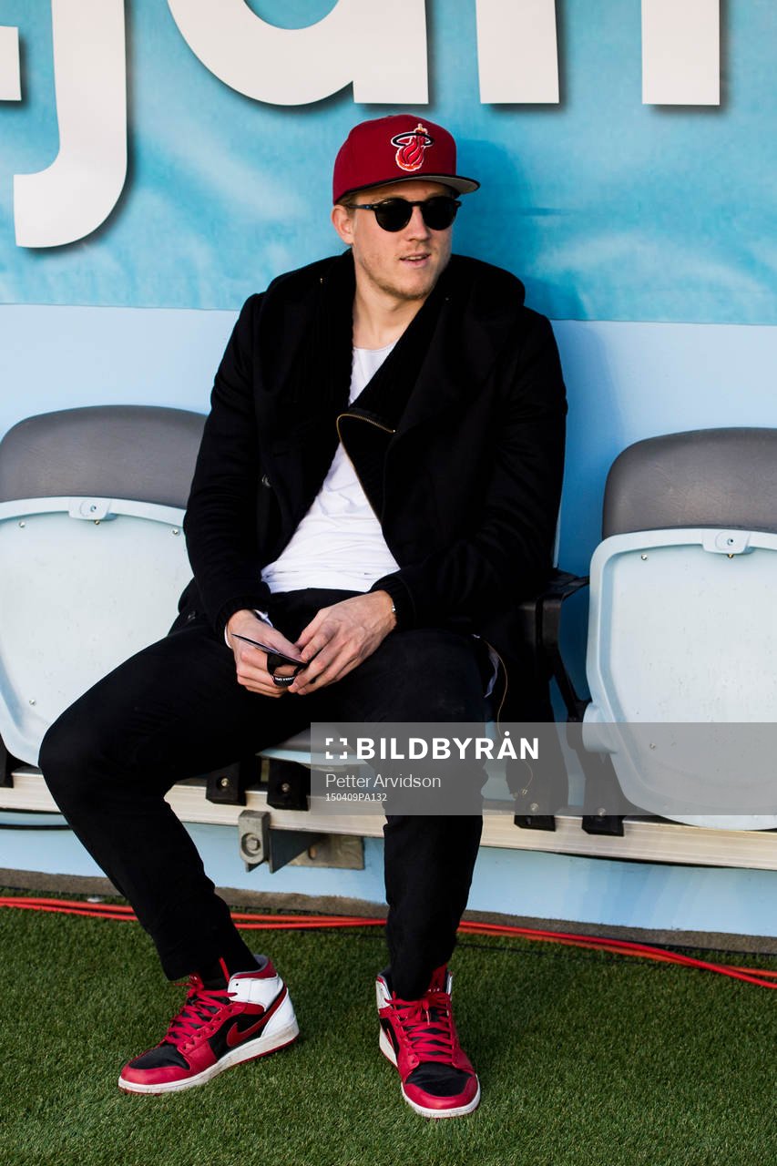 Malmö FFs Simon Kroon på bänken inför fotbollsmatchen i Allsvenskan mellan Malmö FF och AIK den 9 april 2015 i Malmö.