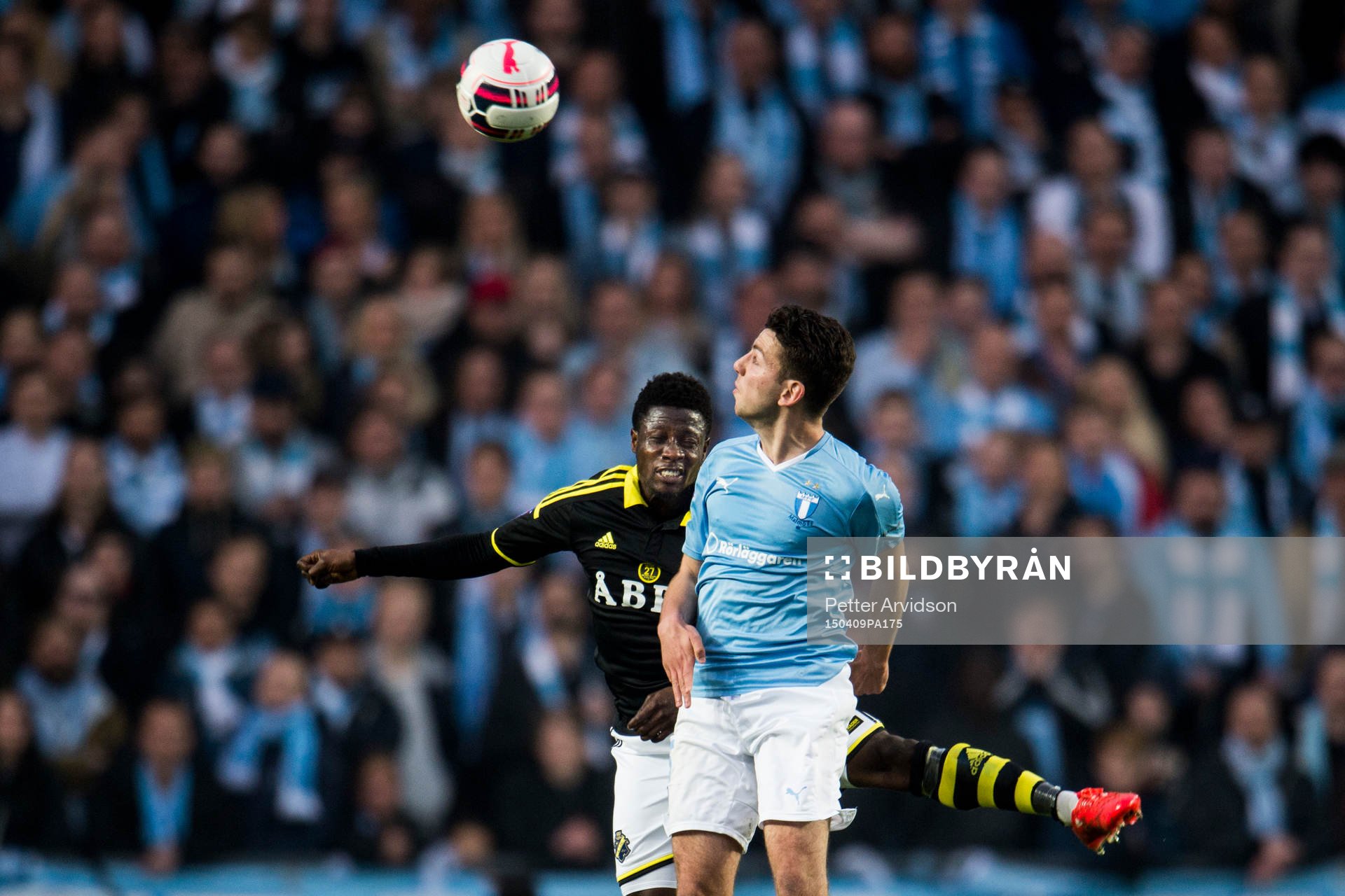 AIK:s Ebenezer Ofori och Malmö FFs Erdal Rakip under fotbollsmatchen i Allsvenskan mellan Malmö FF och AIK den 9 april 2015 i Malmö.