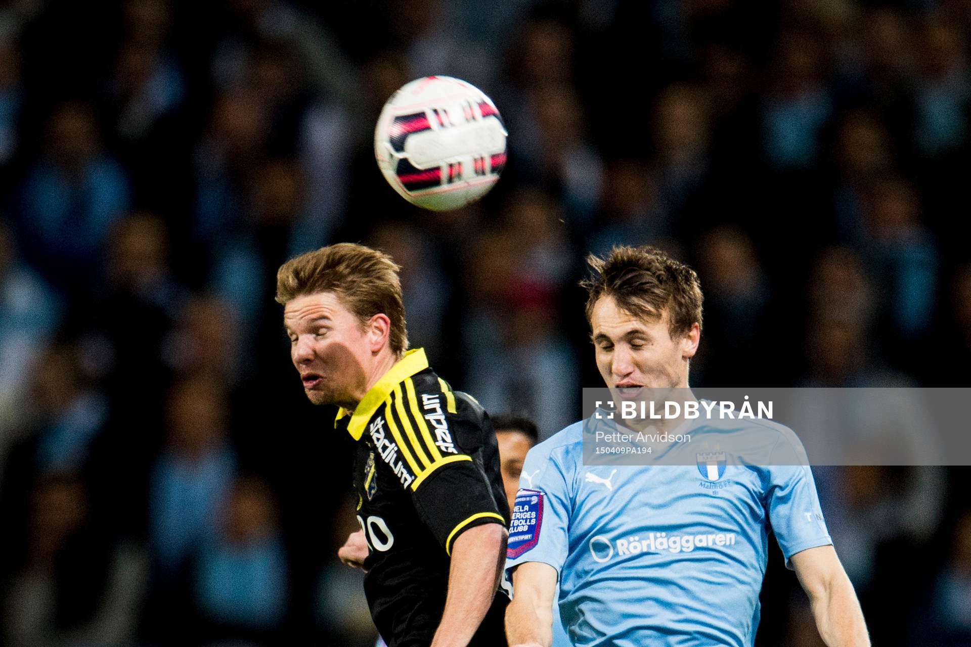 s Johan Blomberg i nickduell med Malmö FFs Magnus Wolff
