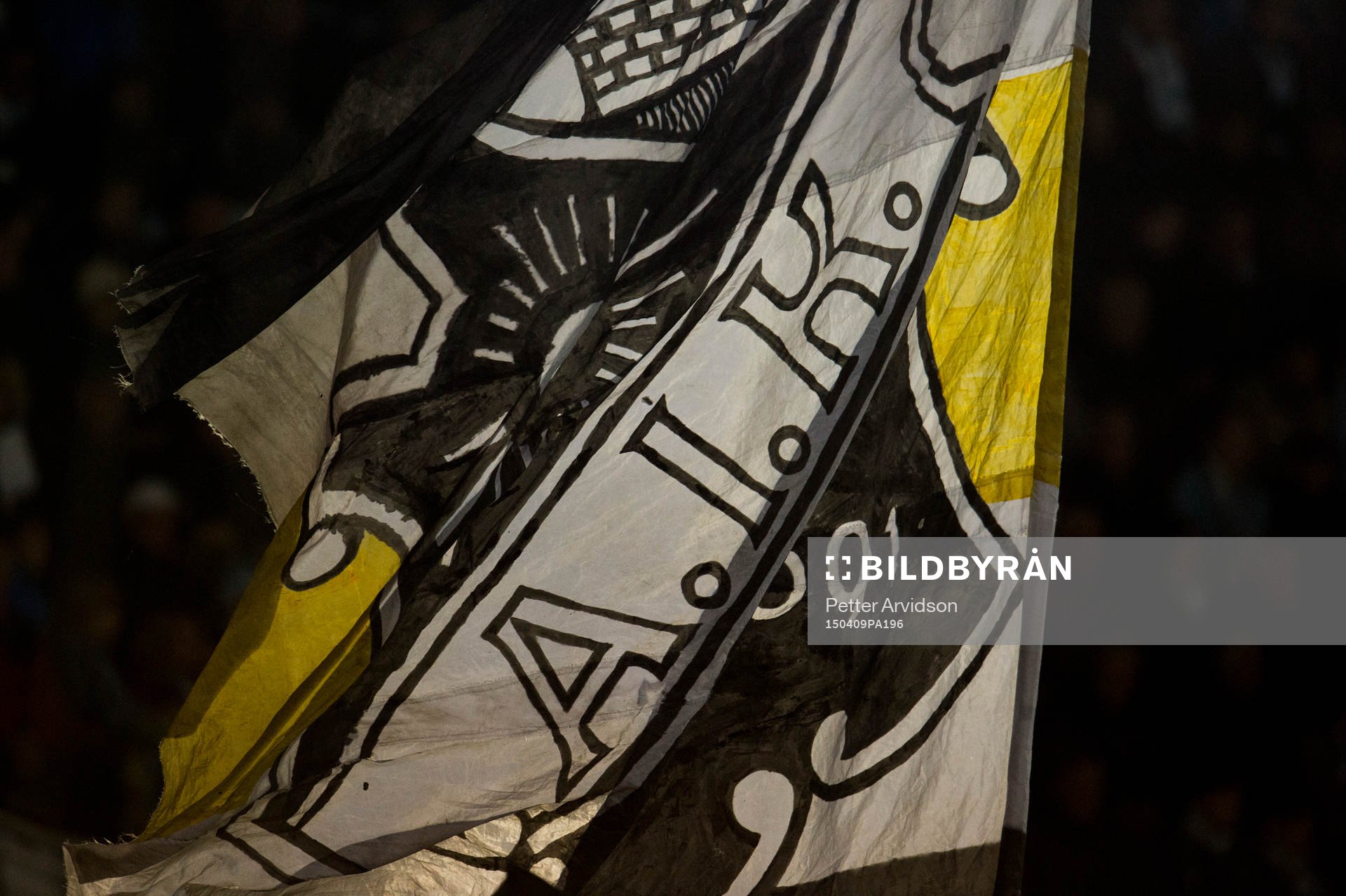 En AIK flagga under fotbollsmatchen i Allsvenskan mellan Malmö FF och AIK den 9 april 2015 i Malmö.