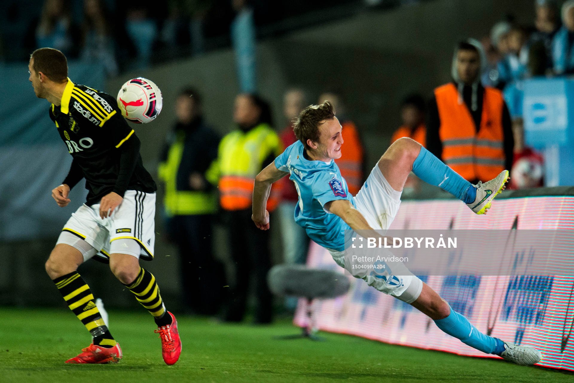s Kenny Pavey tacklar Malmö FFs Magnus Wolff Eikrem