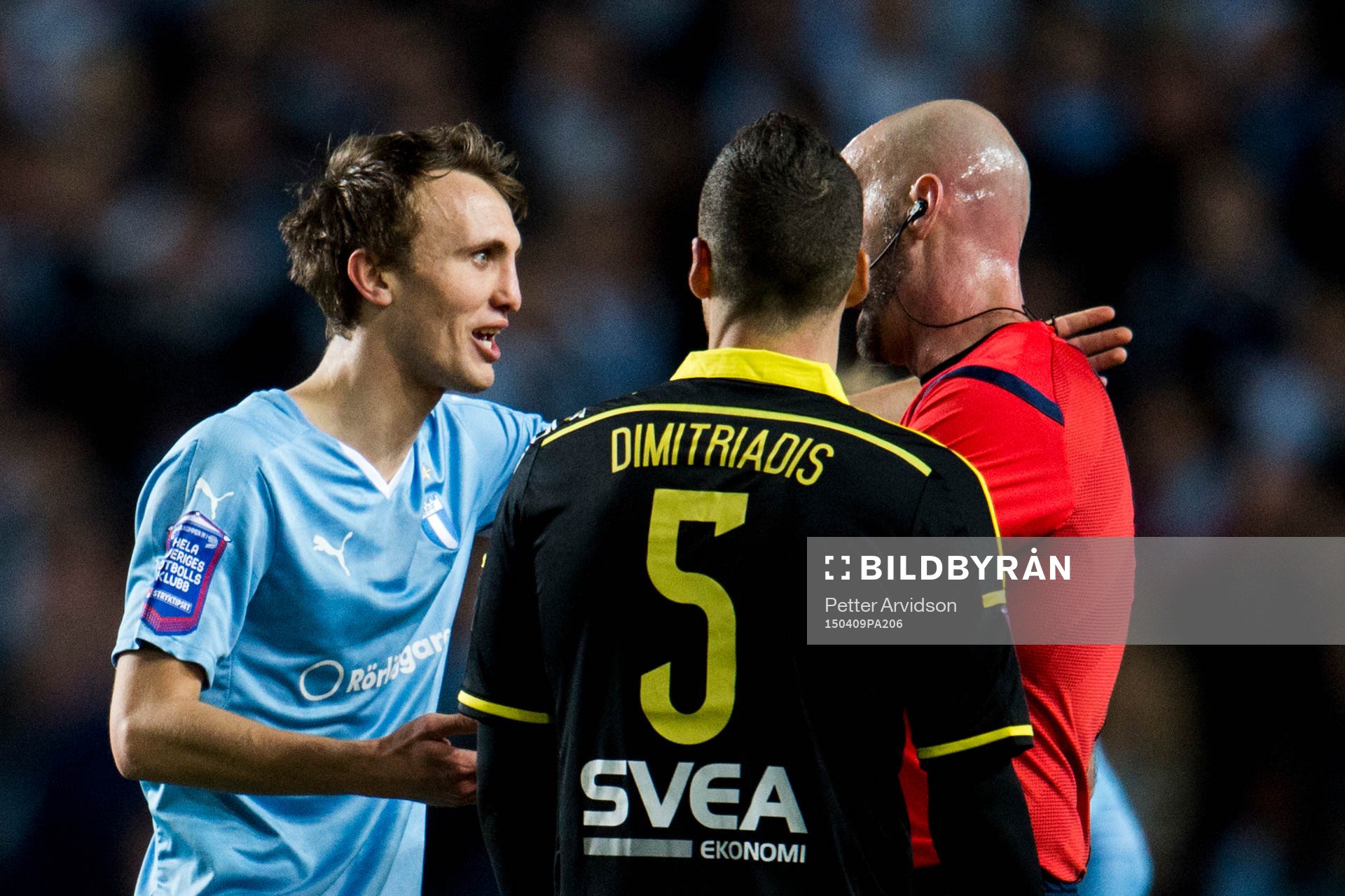 Malmö FFs Magnus Wolff Eikrem i diskussion med domare