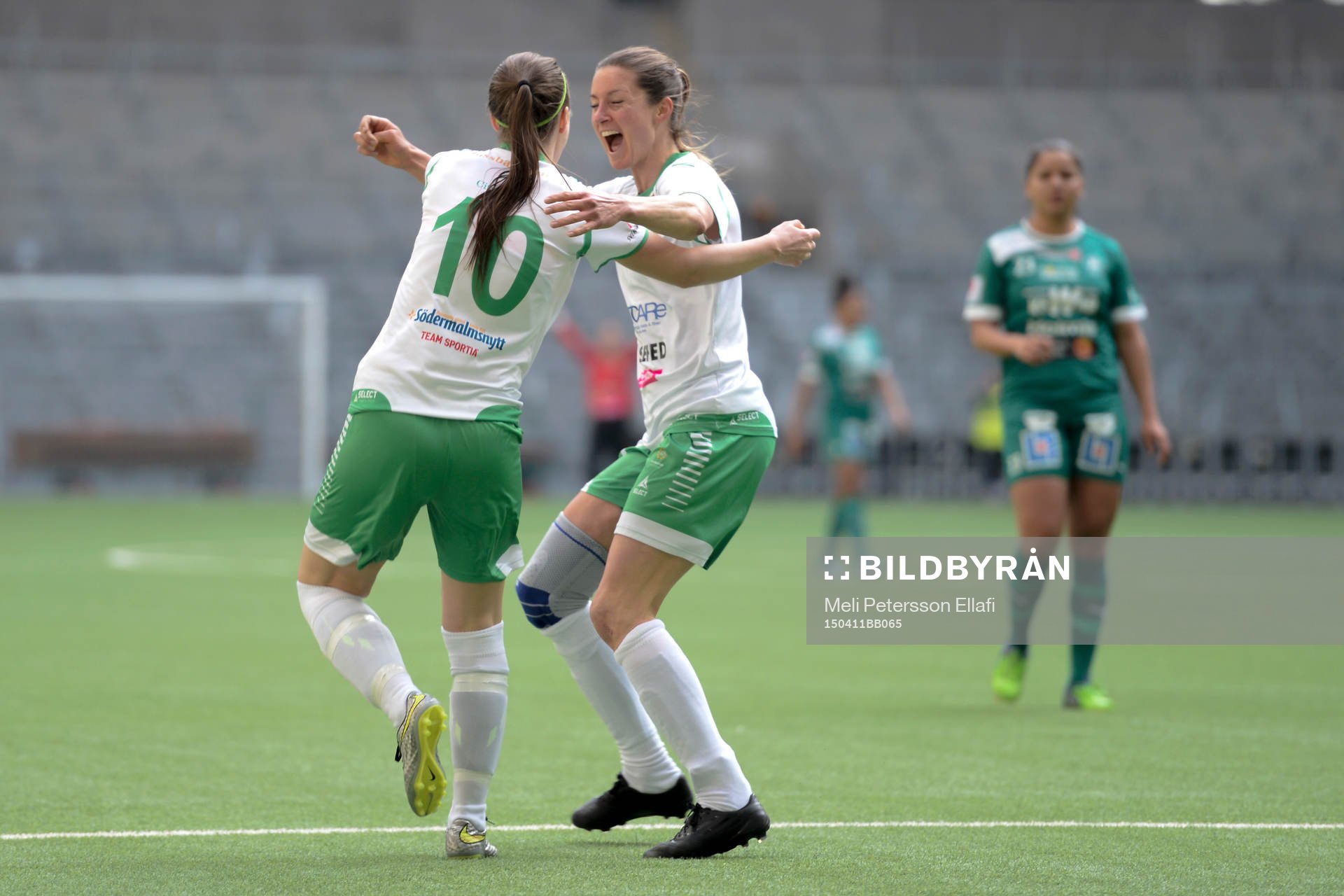 Hammarbys Madeleine Tegström och Elina Johansson jublar
