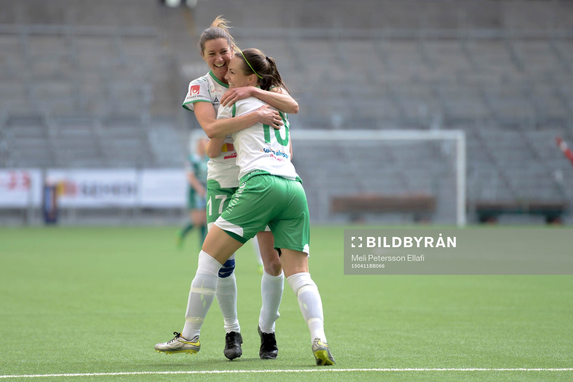 Hammarbys Madeleine Tegström och Elina Johansson jublar