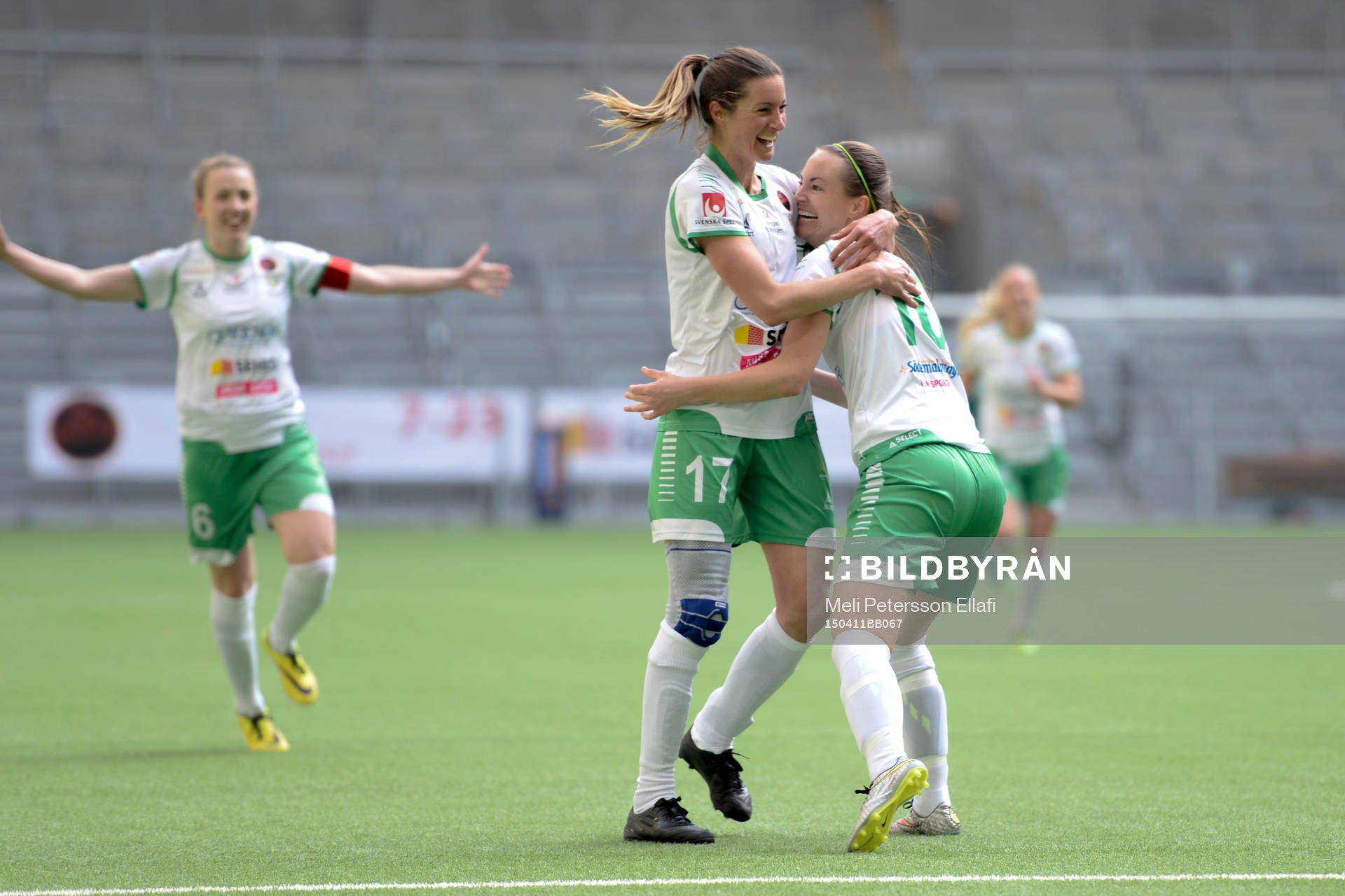 Hammarbys Madeleine Tegström och Elina Johansson jublar