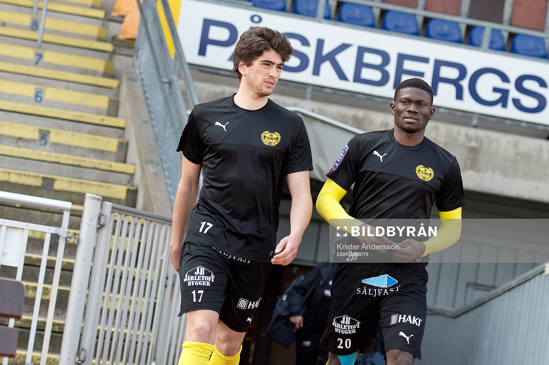 Mjällbys Lukas Grill (v) och Kwame Bonsu (h) före