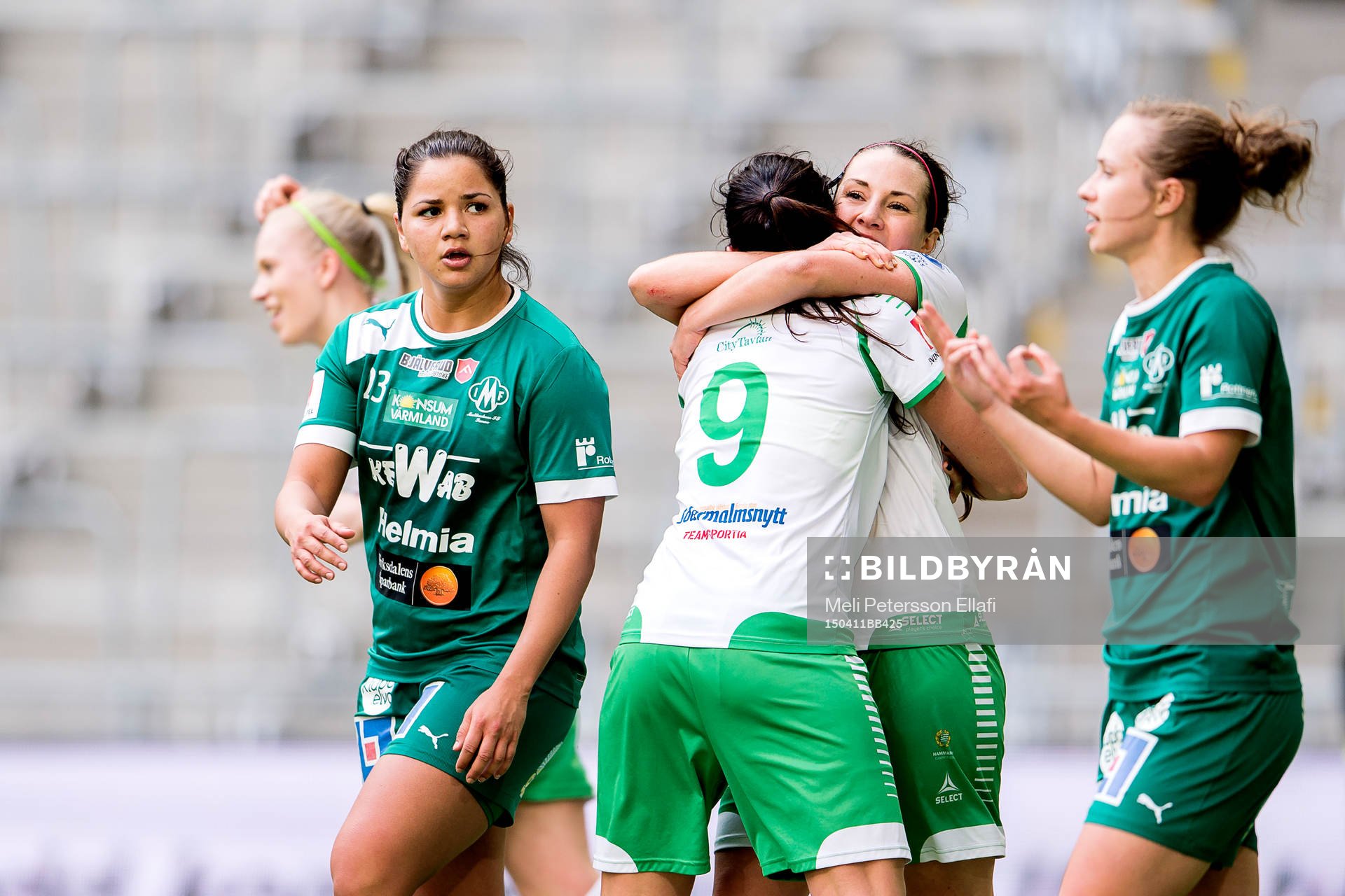 Hammarbys Clara Markstedt och Helen Eke jublar och