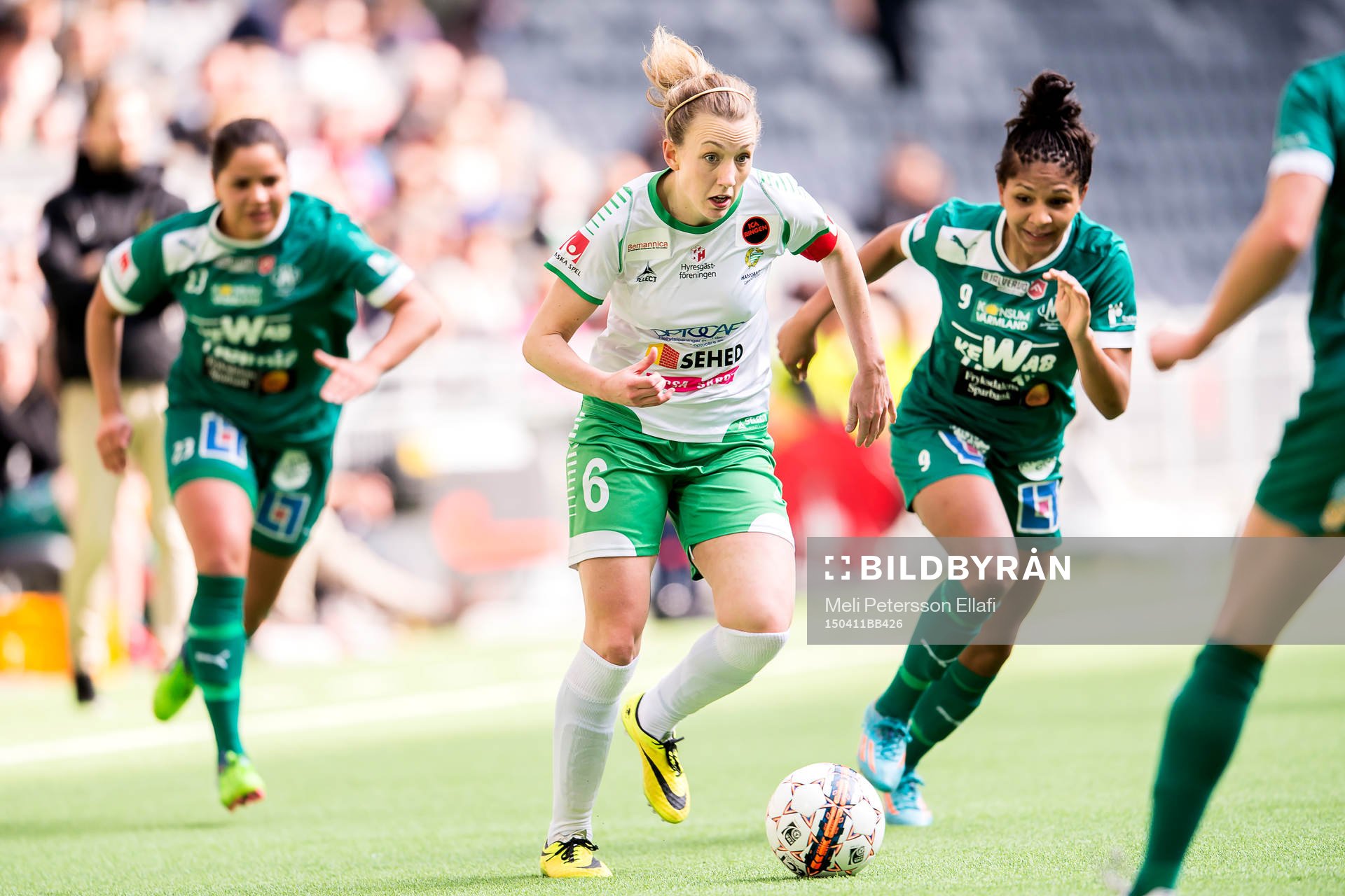 Hammarbys Olga Ekblom och Mallbackens Madelen Janogy i en